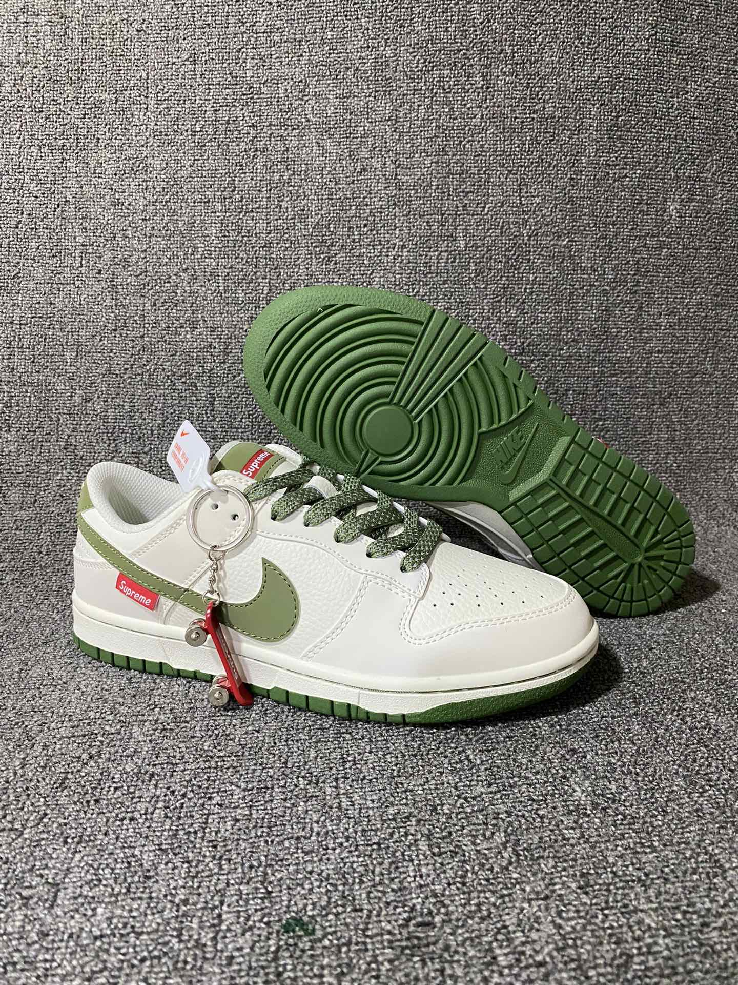 放💰150 Supreme x Nike Dunk Low 米绿滑板鞋 此款穿着Summit White和米黑配色方案。产品采用全皮革制成，配有网眼鞋舌和衬里。它以白色为底色，搭配米绿对比色、品牌标识和橡胶外底。 货号：FC1688-142 Size：36 36.5 37.5 38 38.5 39 40 40.5 41 42 42.5 43 44 44.5 45