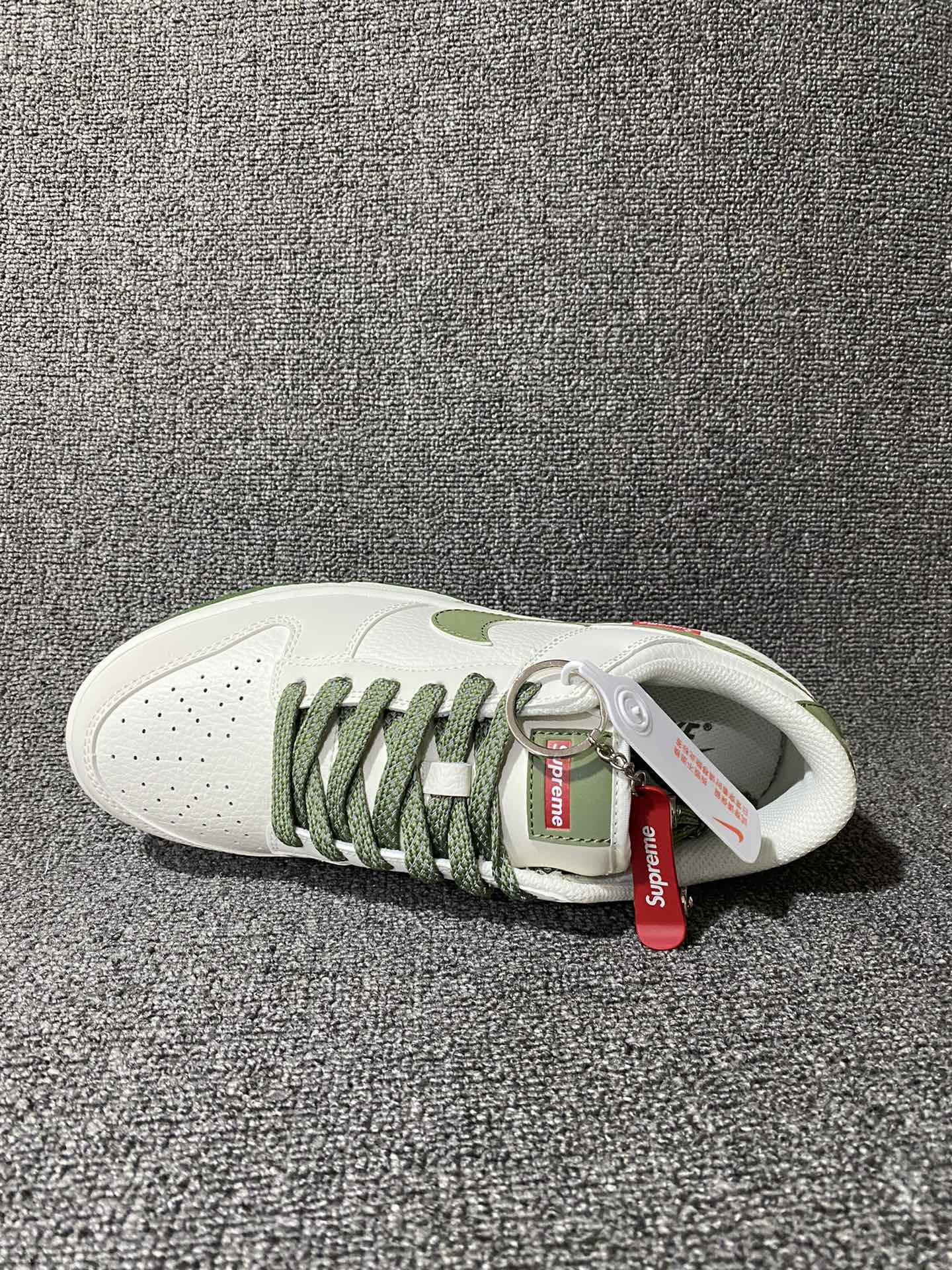 放💰150 Supreme x Nike Dunk Low 米绿滑板鞋 此款穿着Summit White和米黑配色方案。产品采用全皮革制成，配有网眼鞋舌和衬里。它以白色为底色，搭配米绿对比色、品牌标识和橡胶外底。 货号：FC1688-142 Size：36 36.5 37.5 38 38.5 39 40 40.5 41 42 42.5 43 44 44.5 45