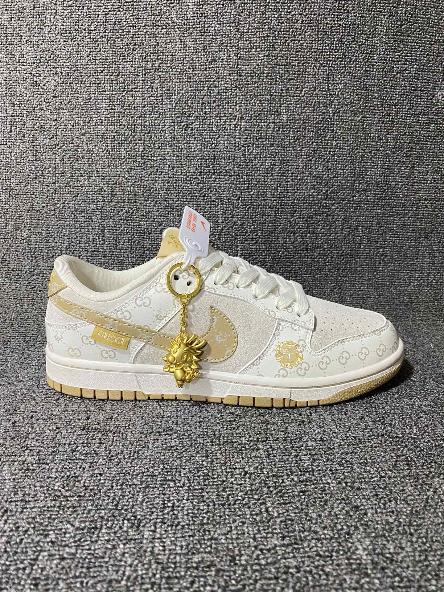 古驰联名-黄龙 海外官方同步发售,耐克Nike Dunk Low 古驰Gucci联名创作.中国龙为主题,融入意大利设独特的创意和革新,鞋面采用小牛皮印压Gucci LOGO,鞋身搭配头层猪八革面料,再点缀上繁体字"龍",鞋盒采用毛笔字龍加上扇形纹路,更具中国古典风(附带幸运龙镀金挂饰一枚) 货号:FC1688-157