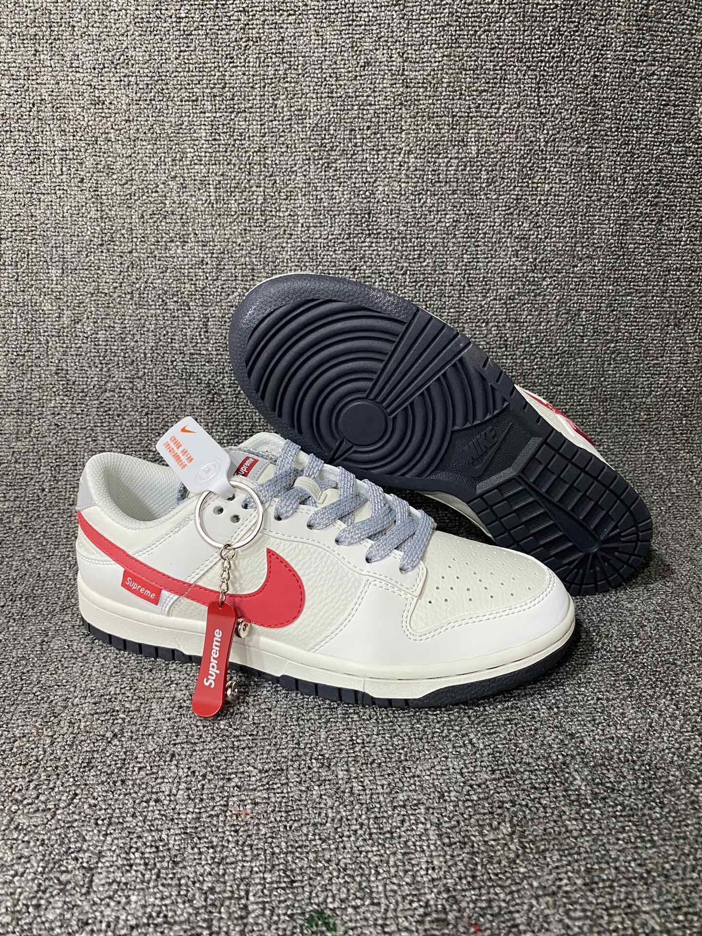 放💰150
Supreme联名-米红滑板鞋
海外官方同步发售，耐克Nike Dunk Low Supreme 联名，美国街头滑板鞋潮牌，红底白色的独特LOGO使Supreme引领潮流，鞋底中部加入了脚感柔软舒适ZoomAir气垫，有效吸收滑板等极限运动在落地时带来的冲击力，为街头运动者们提供更好的保护(附带Supreme专属定制1:25铝合金红色滑板车一枚) 
货号:DQ1098-333
Size:36 36.5 37.5 38 38.5 39 40 40.5 41 42 42.5 43 44 44.5 45