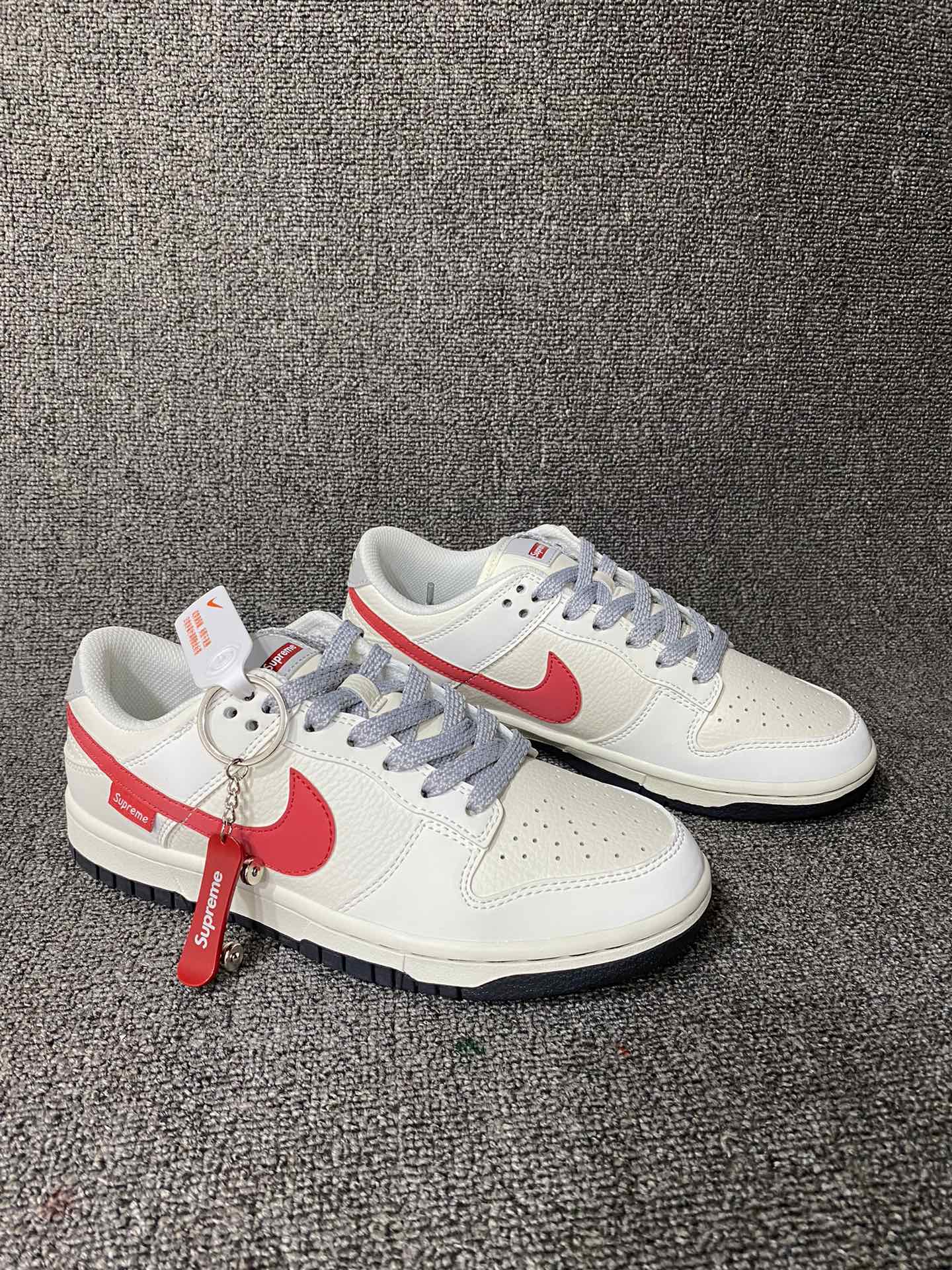 放💰150
Supreme联名-米红滑板鞋
海外官方同步发售，耐克Nike Dunk Low Supreme 联名，美国街头滑板鞋潮牌，红底白色的独特LOGO使Supreme引领潮流，鞋底中部加入了脚感柔软舒适ZoomAir气垫，有效吸收滑板等极限运动在落地时带来的冲击力，为街头运动者们提供更好的保护(附带Supreme专属定制1:25铝合金红色滑板车一枚) 
货号:DQ1098-333
Size:36 36.5 37.5 38 38.5 39 40 40.5 41 42 42.5 43 44 44.5 45