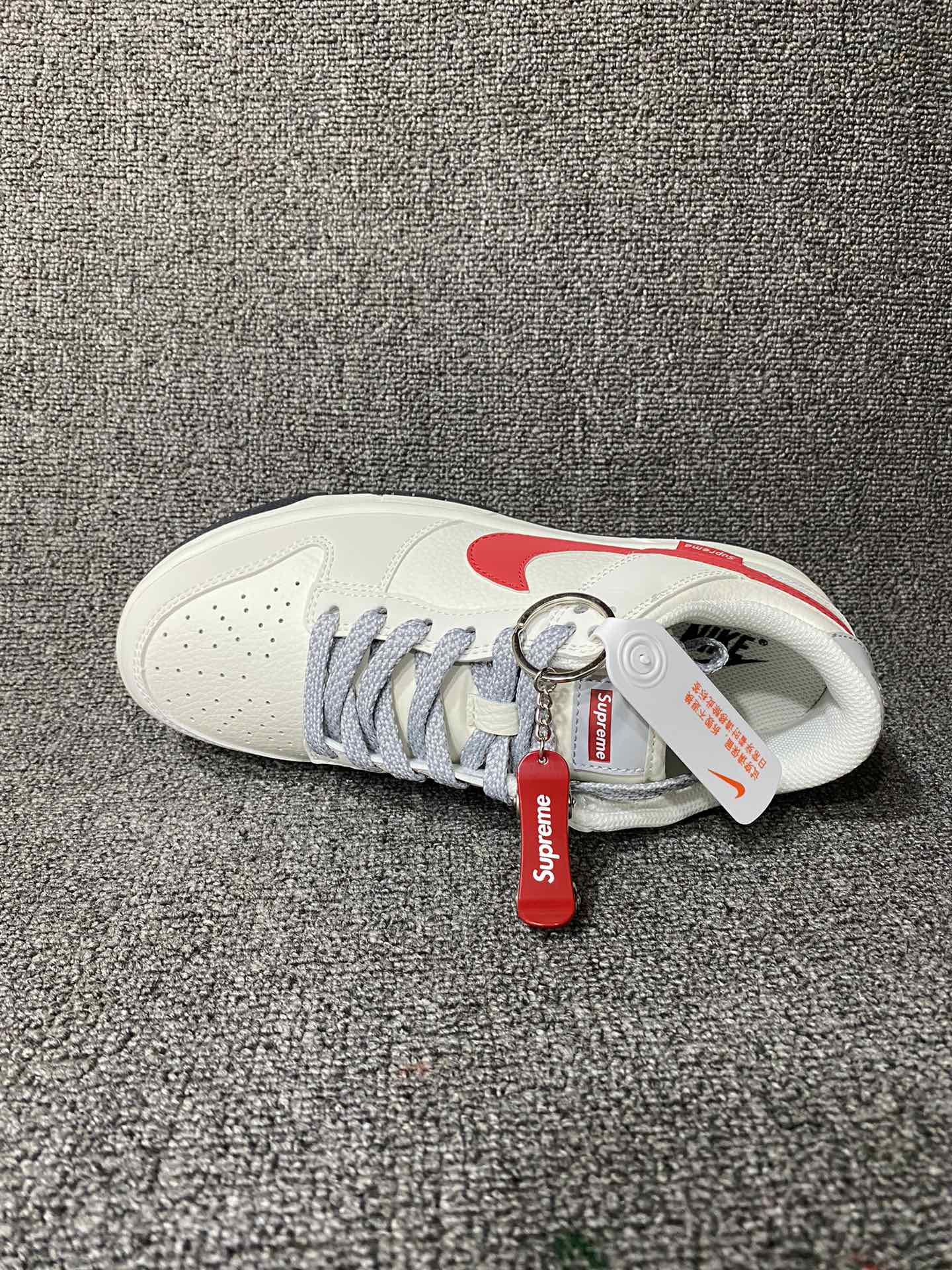 放💰150
Supreme联名-米红滑板鞋
海外官方同步发售，耐克Nike Dunk Low Supreme 联名，美国街头滑板鞋潮牌，红底白色的独特LOGO使Supreme引领潮流，鞋底中部加入了脚感柔软舒适ZoomAir气垫，有效吸收滑板等极限运动在落地时带来的冲击力，为街头运动者们提供更好的保护(附带Supreme专属定制1:25铝合金红色滑板车一枚) 
货号:DQ1098-333
Size:36 36.5 37.5 38 38.5 39 40 40.5 41 42 42.5 43 44 44.5 45