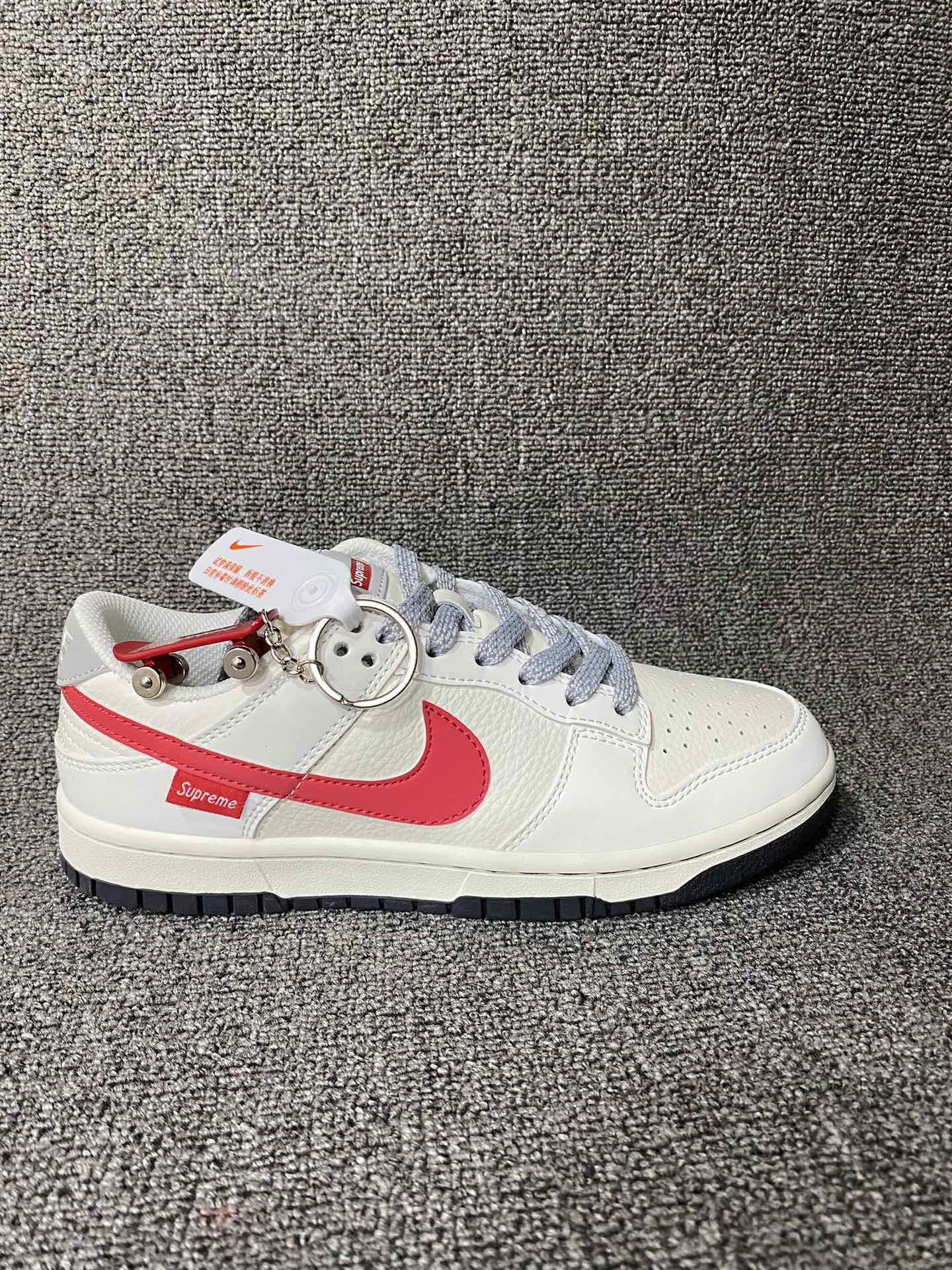 放💰150
Supreme联名-米红滑板鞋
海外官方同步发售，耐克Nike Dunk Low Supreme 联名，美国街头滑板鞋潮牌，红底白色的独特LOGO使Supreme引领潮流，鞋底中部加入了脚感柔软舒适ZoomAir气垫，有效吸收滑板等极限运动在落地时带来的冲击力，为街头运动者们提供更好的保护(附带Supreme专属定制1:25铝合金红色滑板车一枚) 
货号:DQ1098-333
Size:36 36.5 37.5 38 38.5 39 40 40.5 41 42 42.5 43 44 44.5 45