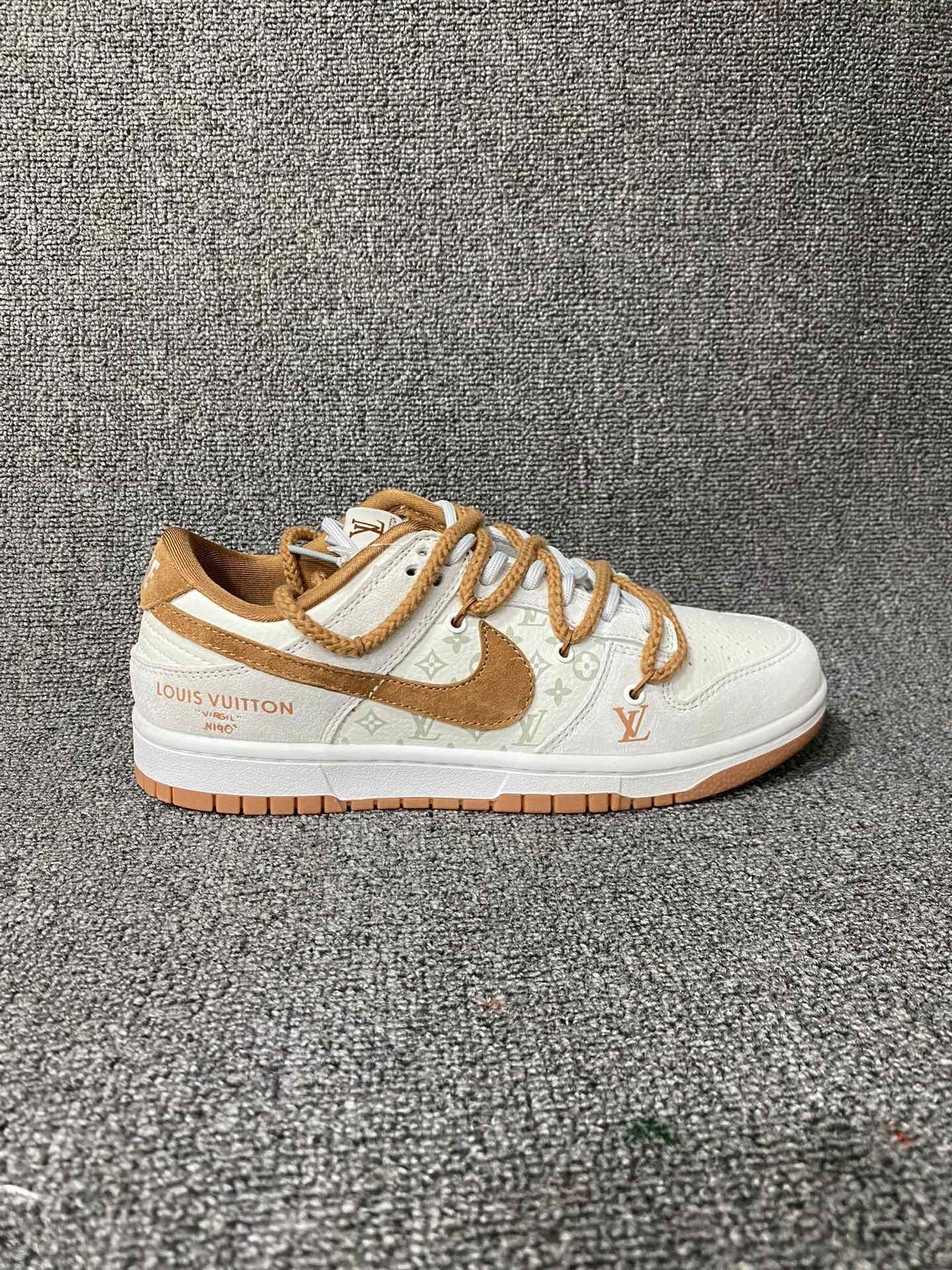 放💰150
LV联名-灰棕绑带猪八
海外官方同步限量发售， 路易威登x Nike Dunk Low 耐克板鞋。头层牛皮与进口猪八革的搭配，上等的面料加上工匠级的缝纫，设计风格比较潮流！定制鞋盒和大厂纯原品质出货，鞋面超高清洁度，皮料切割干净无任何毛边，细节很无敌！
 货号:FC1688-185
 Size:36 36.5 37.5 38 38.5 39 40 40.5 41 42 42.5 43 44 44.5 45