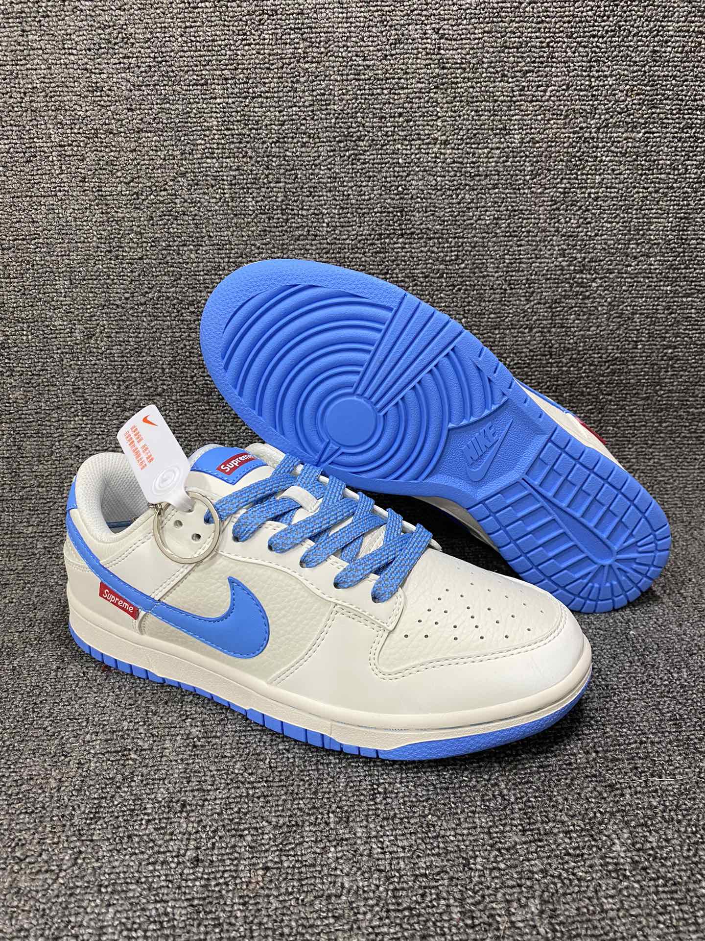 放💰150
Supreme联名-米蓝滑板鞋
海外官方同步发售，耐克Nike Dunk Low Supreme 联名，美国街头滑板鞋潮牌，红底白色的独特LOGO使Supreme引领潮流，鞋底中部加入了脚感柔软舒适ZoomAir气垫，有效吸收滑板等极限运动在落地时带来的冲击力，为街头运动者们提供更好的保护(附带Supreme专属定制1:25铝合金红色滑板车一枚) 
货号:DQ1098-369
Size:36 36.5 37.5 38 38.5 39 40 40.5 41 42 42.5 43 44 44.5 45