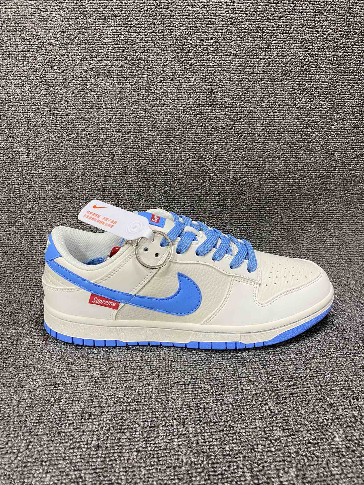 放💰150
Supreme联名-米蓝滑板鞋
海外官方同步发售，耐克Nike Dunk Low Supreme 联名，美国街头滑板鞋潮牌，红底白色的独特LOGO使Supreme引领潮流，鞋底中部加入了脚感柔软舒适ZoomAir气垫，有效吸收滑板等极限运动在落地时带来的冲击力，为街头运动者们提供更好的保护(附带Supreme专属定制1:25铝合金红色滑板车一枚) 
货号:DQ1098-369
Size:36 36.5 37.5 38 38.5 39 40 40.5 41 42 42.5 43 44 44.5 45