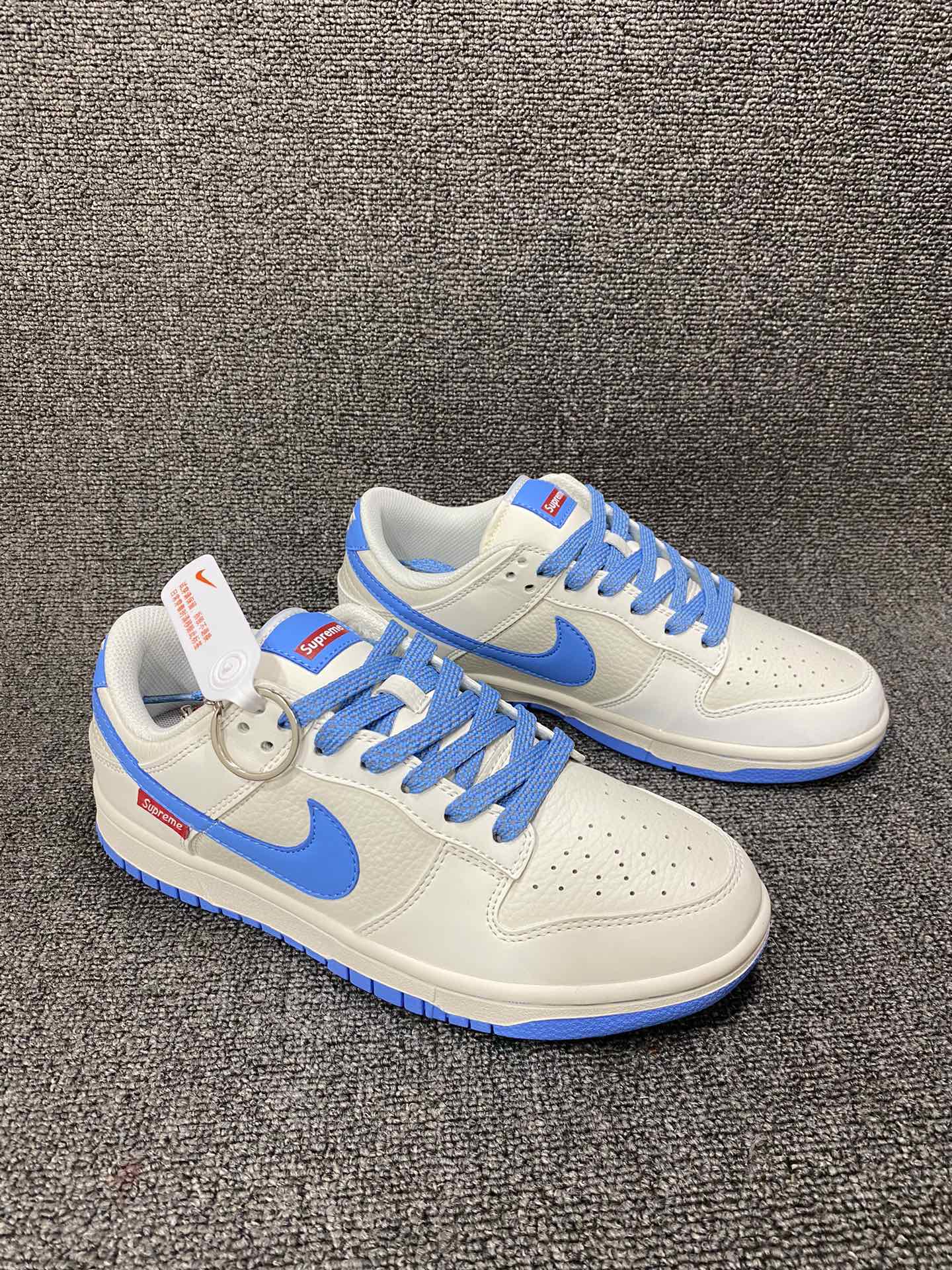 放💰150
Supreme联名-米蓝滑板鞋
海外官方同步发售，耐克Nike Dunk Low Supreme 联名，美国街头滑板鞋潮牌，红底白色的独特LOGO使Supreme引领潮流，鞋底中部加入了脚感柔软舒适ZoomAir气垫，有效吸收滑板等极限运动在落地时带来的冲击力，为街头运动者们提供更好的保护(附带Supreme专属定制1:25铝合金红色滑板车一枚) 
货号:DQ1098-369
Size:36 36.5 37.5 38 38.5 39 40 40.5 41 42 42.5 43 44 44.5 45