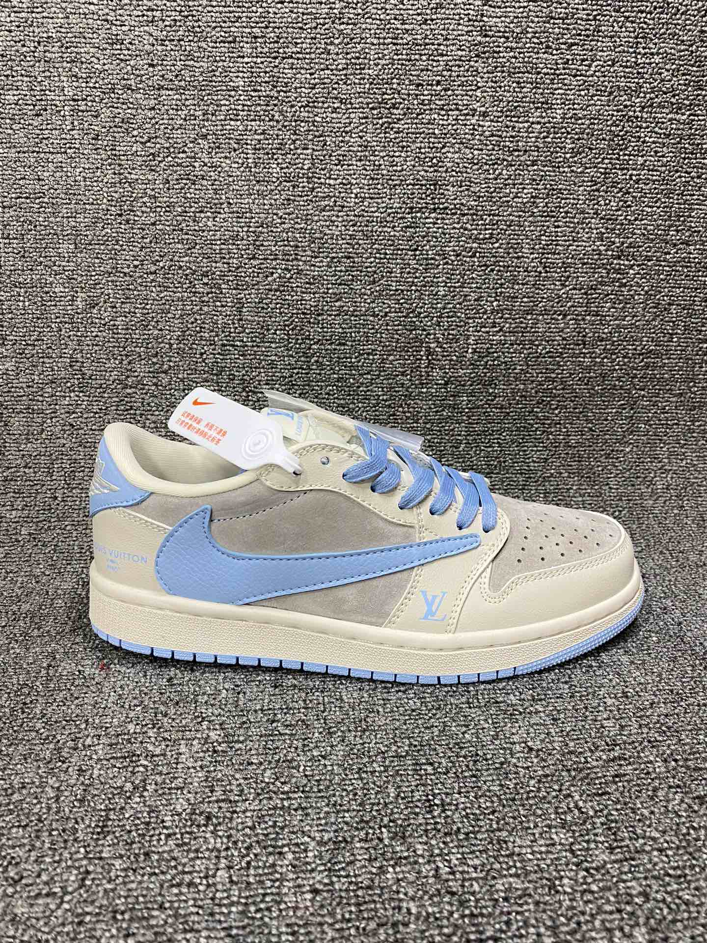 放💰130 LV x Air Jordan 1 Low 蔚蓝猪八 此款主张打破传统的工业化流水线设计限制，以Made by ideas的超级创意为理念，集结众多潮流设计师，结合时下最ing潮流风尚，为潮流爱好者打造彰品自我的专属潮品。同时尊重每个年轻人对于潮流的理解与选择，主张“让每个年轻人塑造自己的潮流”。 货号：LX1988-101 Size：36 36.5 37.5 38 38.5 39 40 40.5 41 42 42.5 43 44 44.5 45