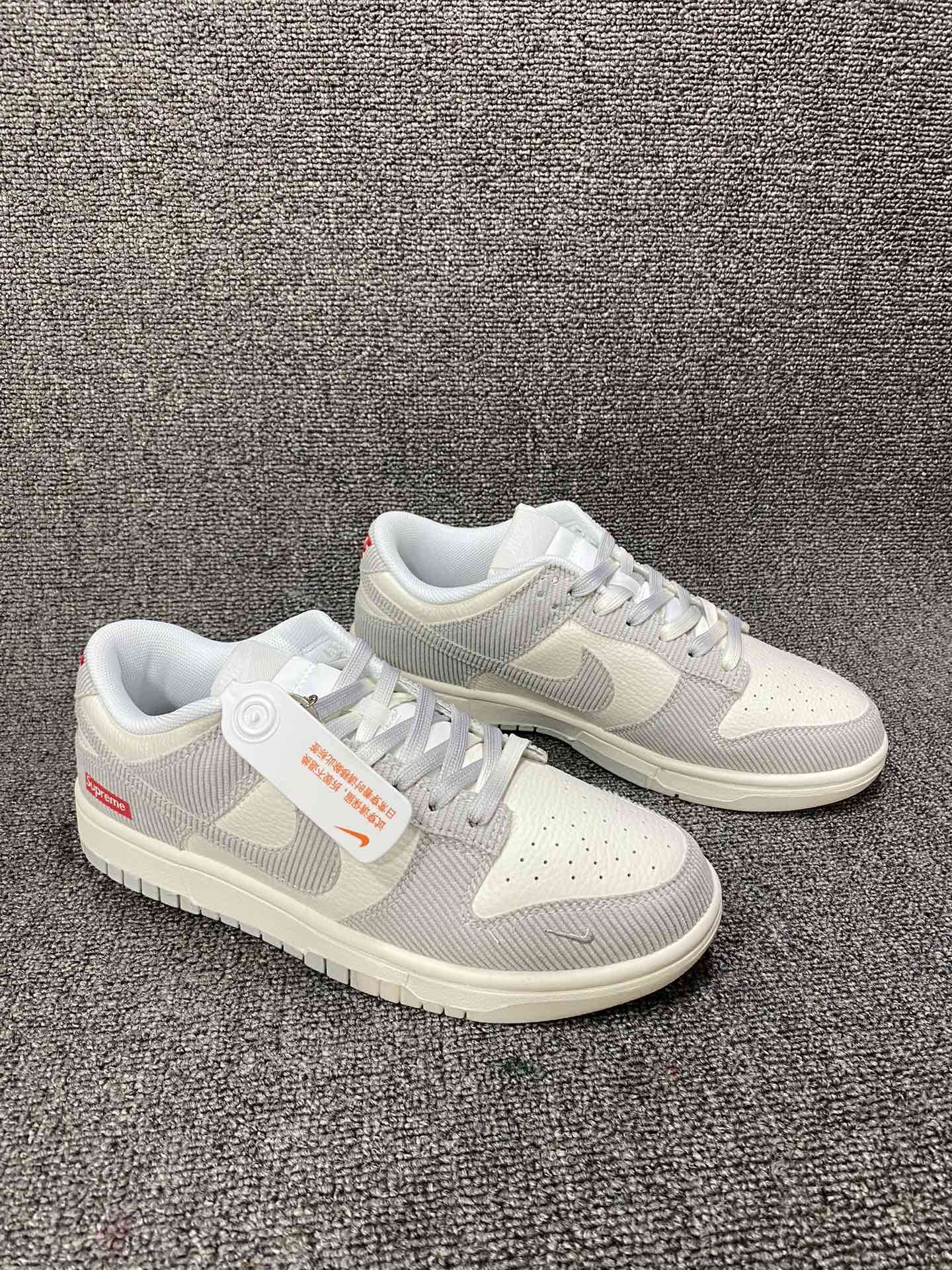 放💰150
海外爆款限量发售！公司级 Nike SB Dunk Low“Supreme联名——织布米灰勾” 周年高端定制 低帮休闲板鞋 定制鞋盒 大厂纯原品质出货 超高清洁度 皮料切割干净无任何毛边 细节完美 
货号：FC1688-143
Size:36 36.5 37.5 38 38.5 39 40 40.5 41 42 42.5 43 44 44.5 45