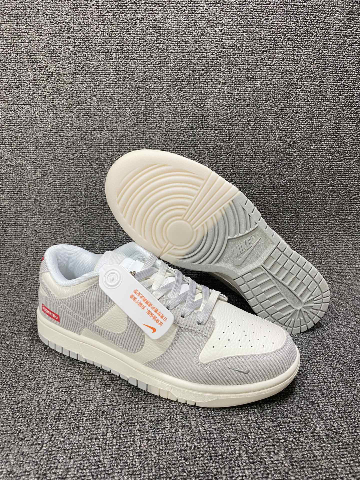 放💰150
海外爆款限量发售！公司级 Nike SB Dunk Low“Supreme联名——织布米灰勾” 周年高端定制 低帮休闲板鞋 定制鞋盒 大厂纯原品质出货 超高清洁度 皮料切割干净无任何毛边 细节完美 
货号：FC1688-143
Size:36 36.5 37.5 38 38.5 39 40 40.5 41 42 42.5 43 44 44.5 45