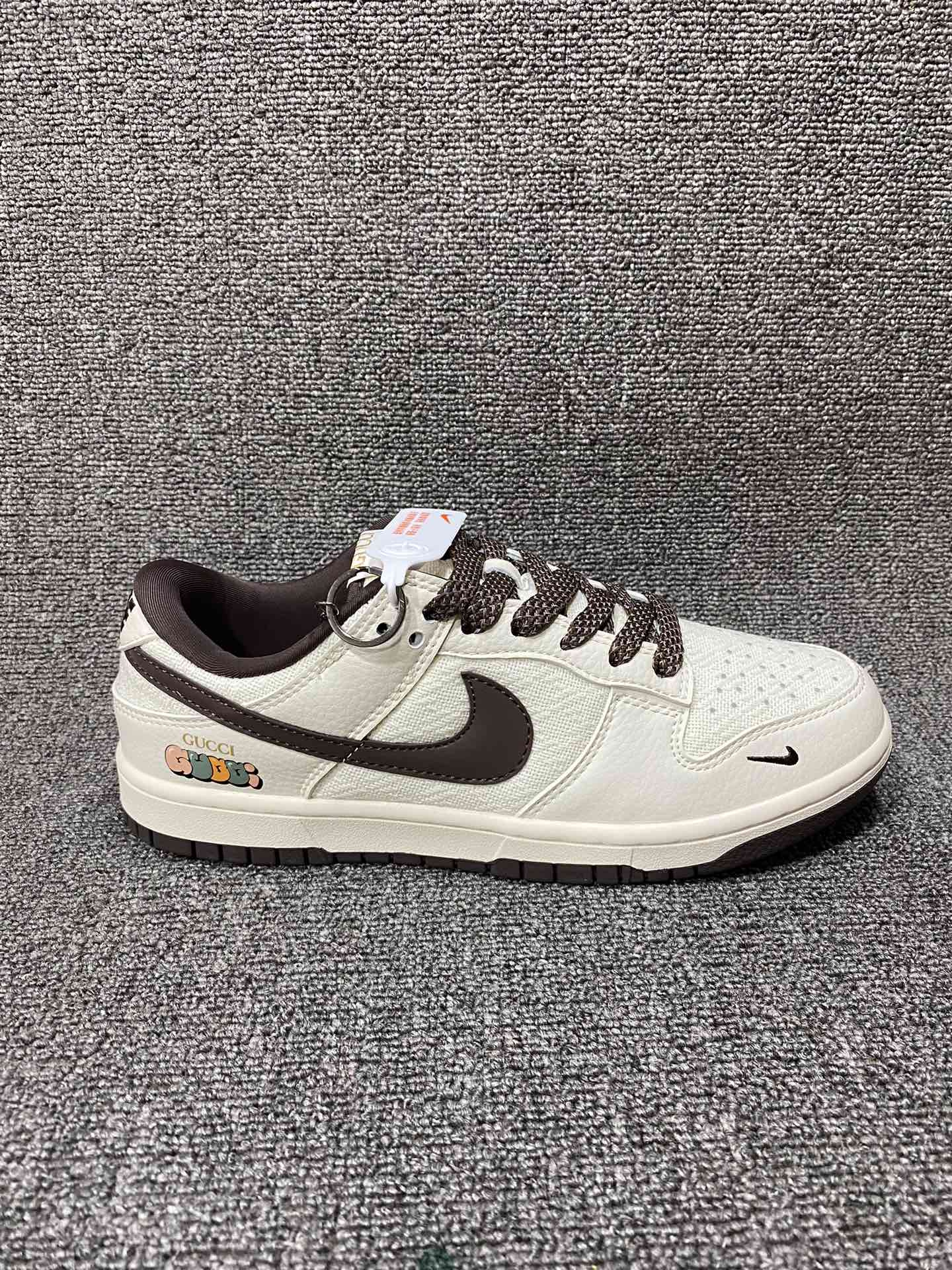 放💰180
 Nike SB Dunk Low“古驰联名——米白棕勾织布” 
周年高端定制 低帮休闲板鞋 定制鞋盒 大厂纯原品质出货 超高清洁度 皮料切割干净无任何毛边 细节完美 
货号：DQ1098-375
Size:36 36.5 37.5 38 38.5 39 40 40.5 41 42 42.5 43 44 44.5 45