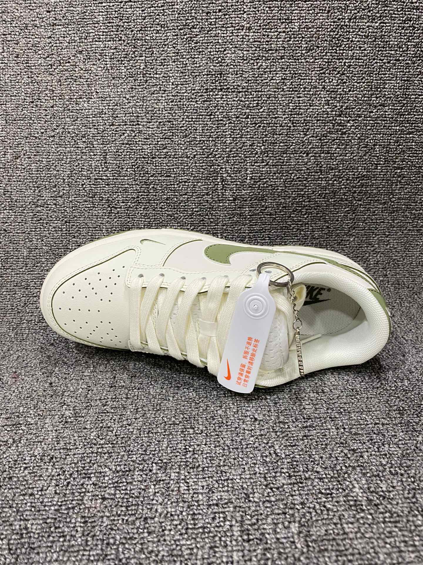 放💰180
海外爆款限量发售！公司级 Nike SB Dunk Low“Supreme联名——米白墨绿勾” 周年高端定制 低帮休闲板鞋 定制鞋盒 大厂纯原品质出货 超高清洁度 皮料切割干净无任何毛边 细节完美 
货号：DQ1098-393
Size:36 36.5 37.5 38 38.5 39 40 40.5 41 42 42.5 43 44 44.5 45