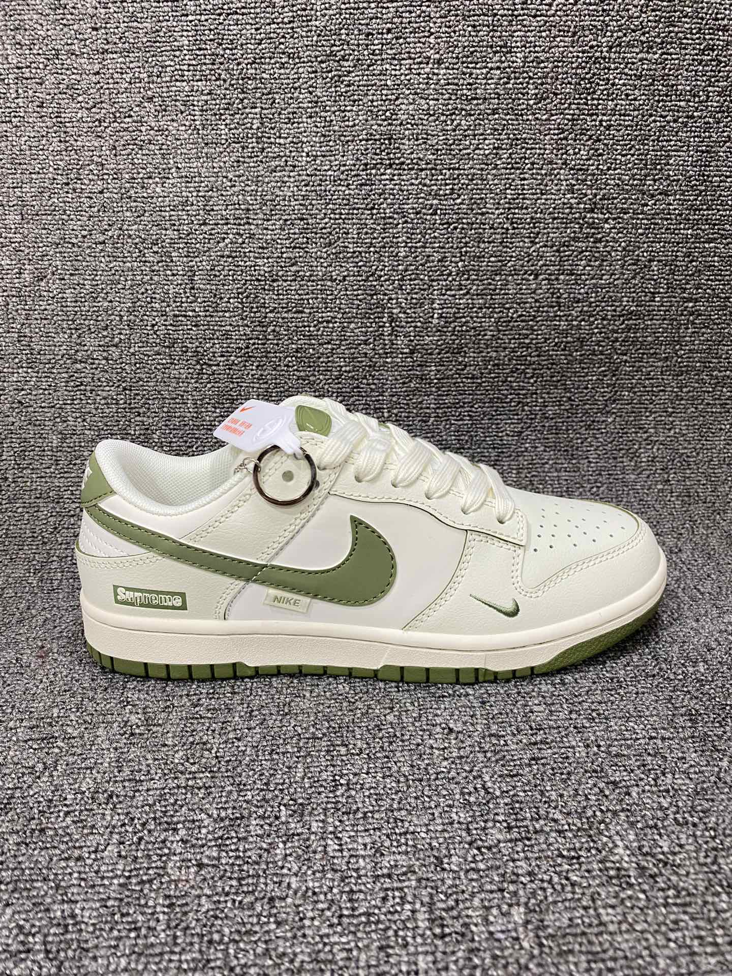 放💰180
海外爆款限量发售！公司级 Nike SB Dunk Low“Supreme联名——米白墨绿勾” 周年高端定制 低帮休闲板鞋 定制鞋盒 大厂纯原品质出货 超高清洁度 皮料切割干净无任何毛边 细节完美 
货号：DQ1098-393
Size:36 36.5 37.5 38 38.5 39 40 40.5 41 42 42.5 43 44 44.5 45