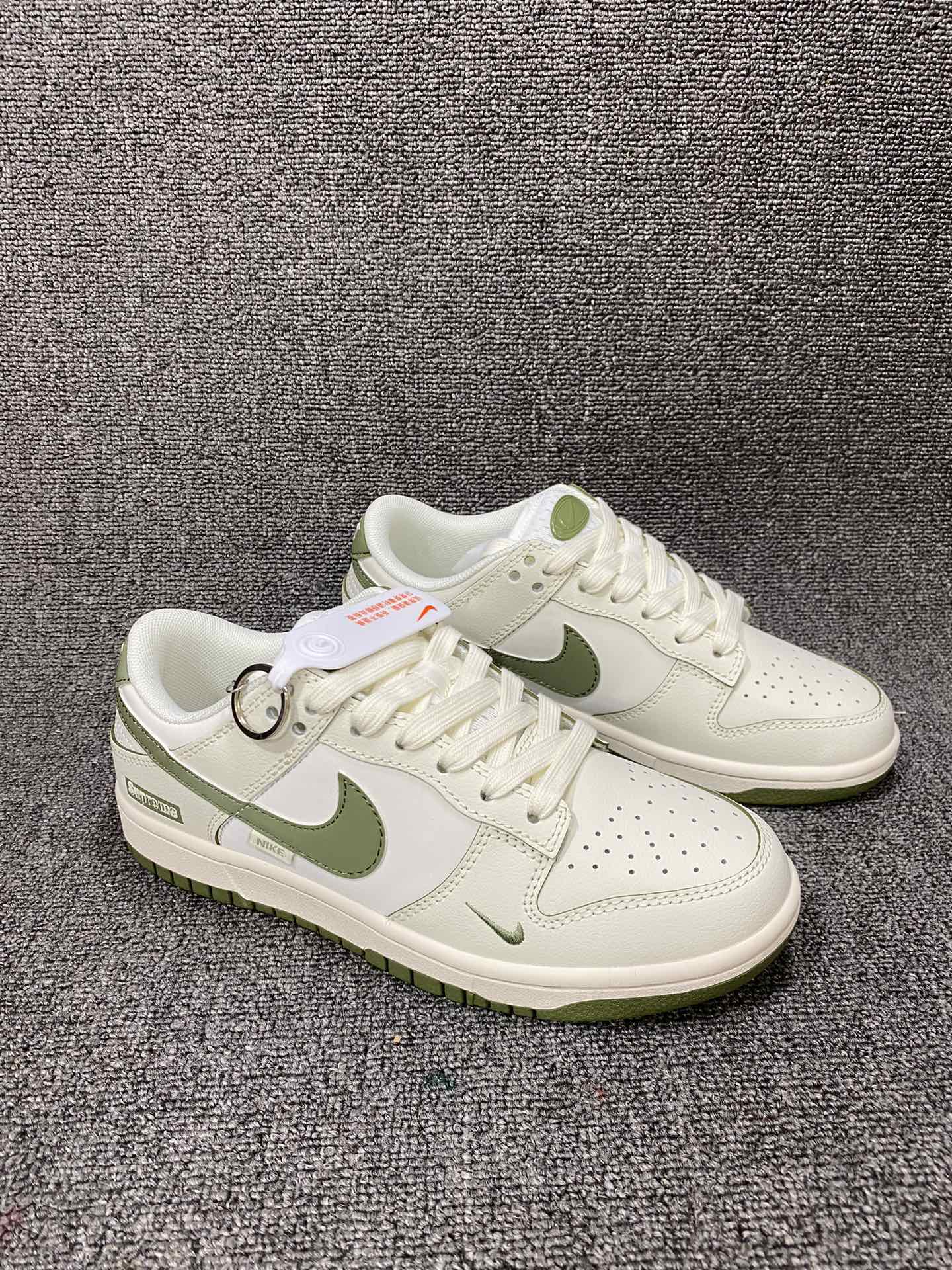放💰180
海外爆款限量发售！公司级 Nike SB Dunk Low“Supreme联名——米白墨绿勾” 周年高端定制 低帮休闲板鞋 定制鞋盒 大厂纯原品质出货 超高清洁度 皮料切割干净无任何毛边 细节完美 
货号：DQ1098-393
Size:36 36.5 37.5 38 38.5 39 40 40.5 41 42 42.5 43 44 44.5 45