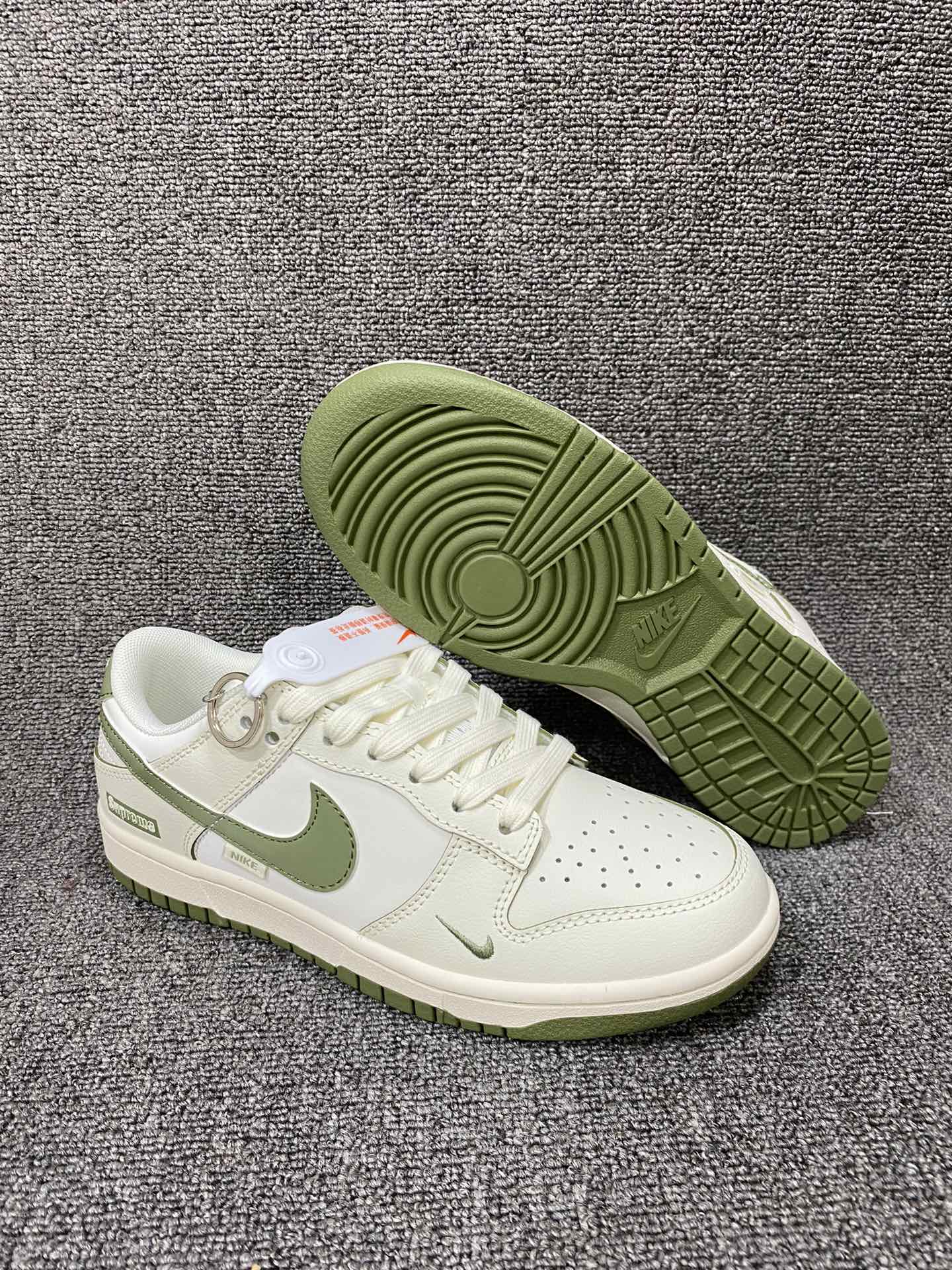 放💰180
海外爆款限量发售！公司级 Nike SB Dunk Low“Supreme联名——米白墨绿勾” 周年高端定制 低帮休闲板鞋 定制鞋盒 大厂纯原品质出货 超高清洁度 皮料切割干净无任何毛边 细节完美 
货号：DQ1098-393
Size:36 36.5 37.5 38 38.5 39 40 40.5 41 42 42.5 43 44 44.5 45