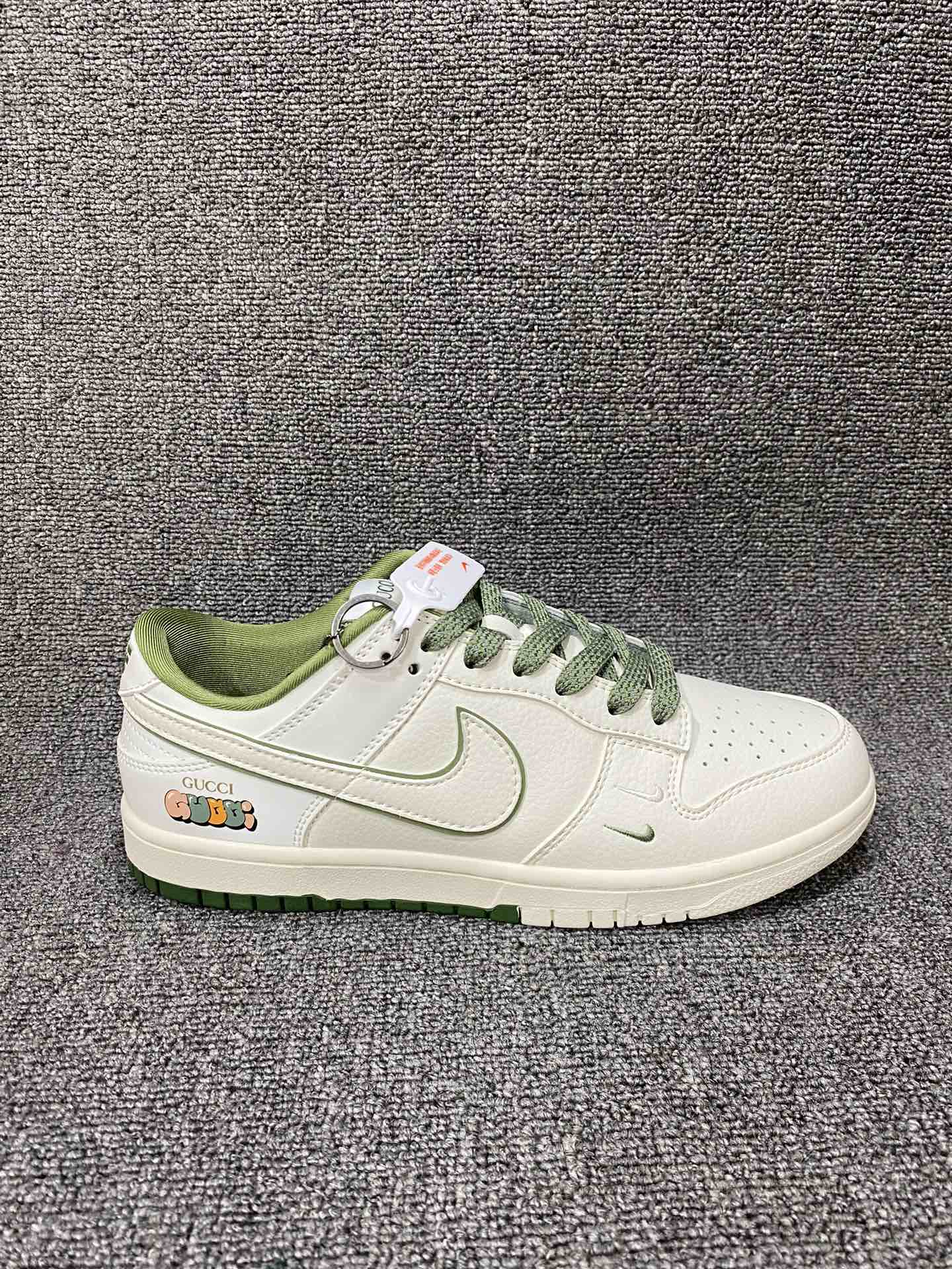 放💰180
 Nike SB Dunk Low“古驰联名——米白白绿勾” 
周年高端定制 低帮休闲板鞋 定制鞋盒 大厂纯原品质出货 超高清洁度 皮料切割干净无任何毛边 细节完美 
货号：DQ1098-398
Size:36 36.5 37.5 38 38.5 39 40 40.5 41 42 42.5 43 44 44.5 45