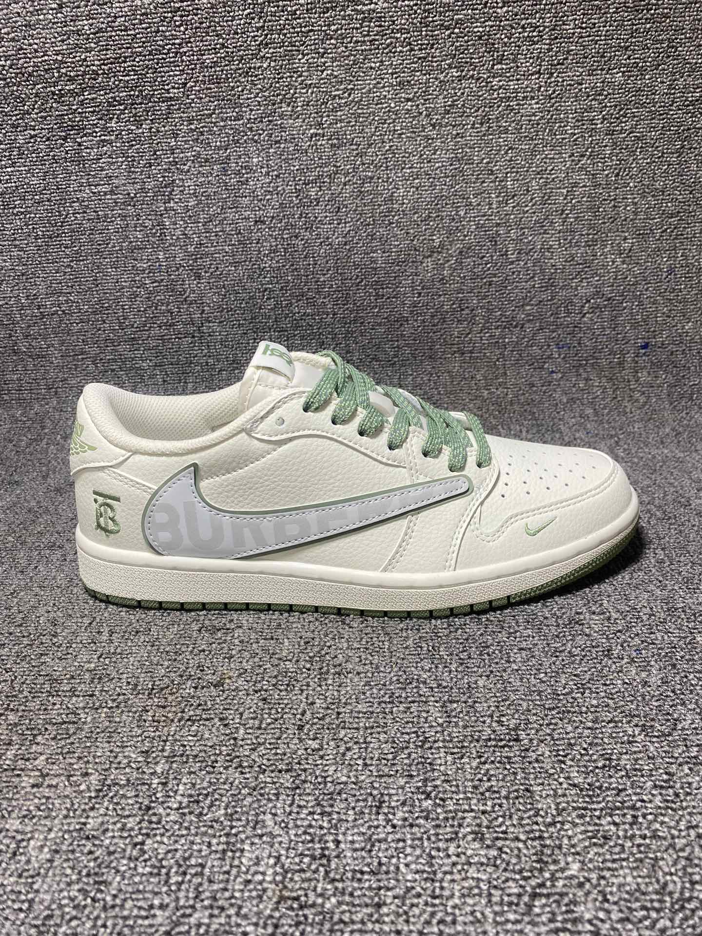 海外爆款限量发售!公司级 Travis Scott x Fragment Design x Jordan Air Jordan 1 Low OG SP 巴宝莉联名——“蛋白石绿” 多方联名合作融合了Travis Scott 独特的音乐风格,藤原浩个性的设计风格以及Jordan品牌的经典元素 使其成为一双具有独特身份和价值的鞋子 清新而立体的外观加上联名标识更突出了其独特身份 这种配色方案显示出活力和时尚感 在视觉上引人注目 鞋身的质感和细腻的细节处理使其显得高端而格调十足 这款“倒钩”联名是设计与创意完美结合 融合多方的个性风格是一款备受瞩目的潮流鞋款 低帮休闲板鞋 定制鞋盒 大厂纯原品质出货 超高清洁度 皮料切割干净无任何毛边 细节完美 货号:DM7866-020