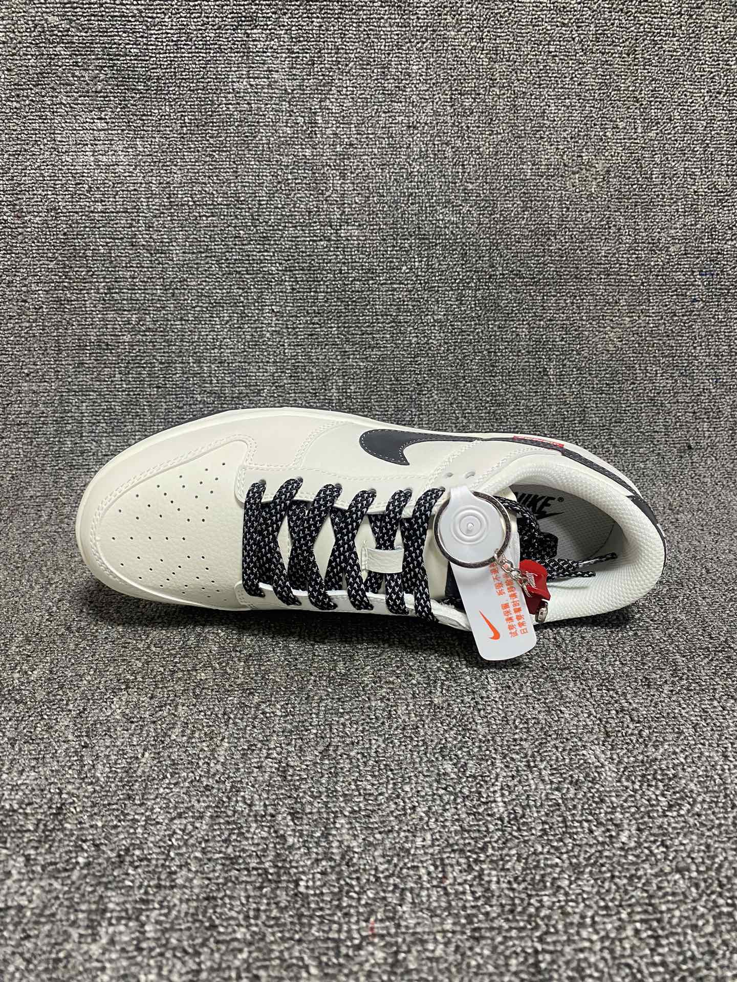 放💰150
Supreme联名-米黑滑板鞋
海外官方同步发售，耐克Nike  Dunk Low Supreme 联名，美国街头滑板鞋潮牌，红底白色的独特LOGO使Supreme引领潮流，鞋底中部加入了脚感柔软舒适ZoomAir气垫，有效吸收滑板等极限运动在落地时带来的冲击力，为街头运动者们提供更好的保护(附带Supreme专属定制1:25铝合金红色滑板车一枚)
 货号:FC1688-144
 Size:36 36.5 37.5 38 38.5 39 40 40.5 41 42 42.5 43 44 44.5 45