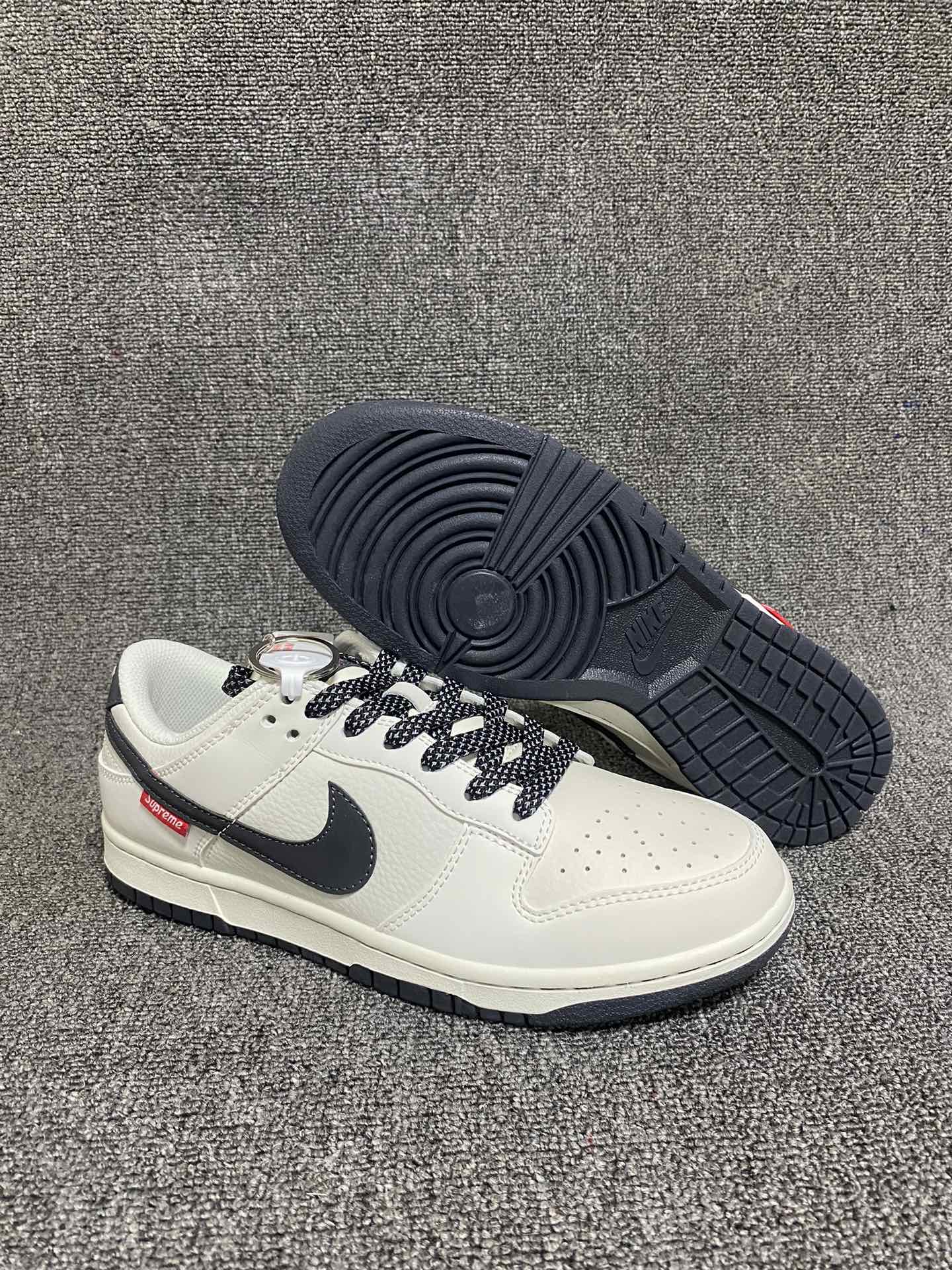 放💰150
Supreme联名-米黑滑板鞋
海外官方同步发售，耐克Nike  Dunk Low Supreme 联名，美国街头滑板鞋潮牌，红底白色的独特LOGO使Supreme引领潮流，鞋底中部加入了脚感柔软舒适ZoomAir气垫，有效吸收滑板等极限运动在落地时带来的冲击力，为街头运动者们提供更好的保护(附带Supreme专属定制1:25铝合金红色滑板车一枚)
 货号:FC1688-144
 Size:36 36.5 37.5 38 38.5 39 40 40.5 41 42 42.5 43 44 44.5 45