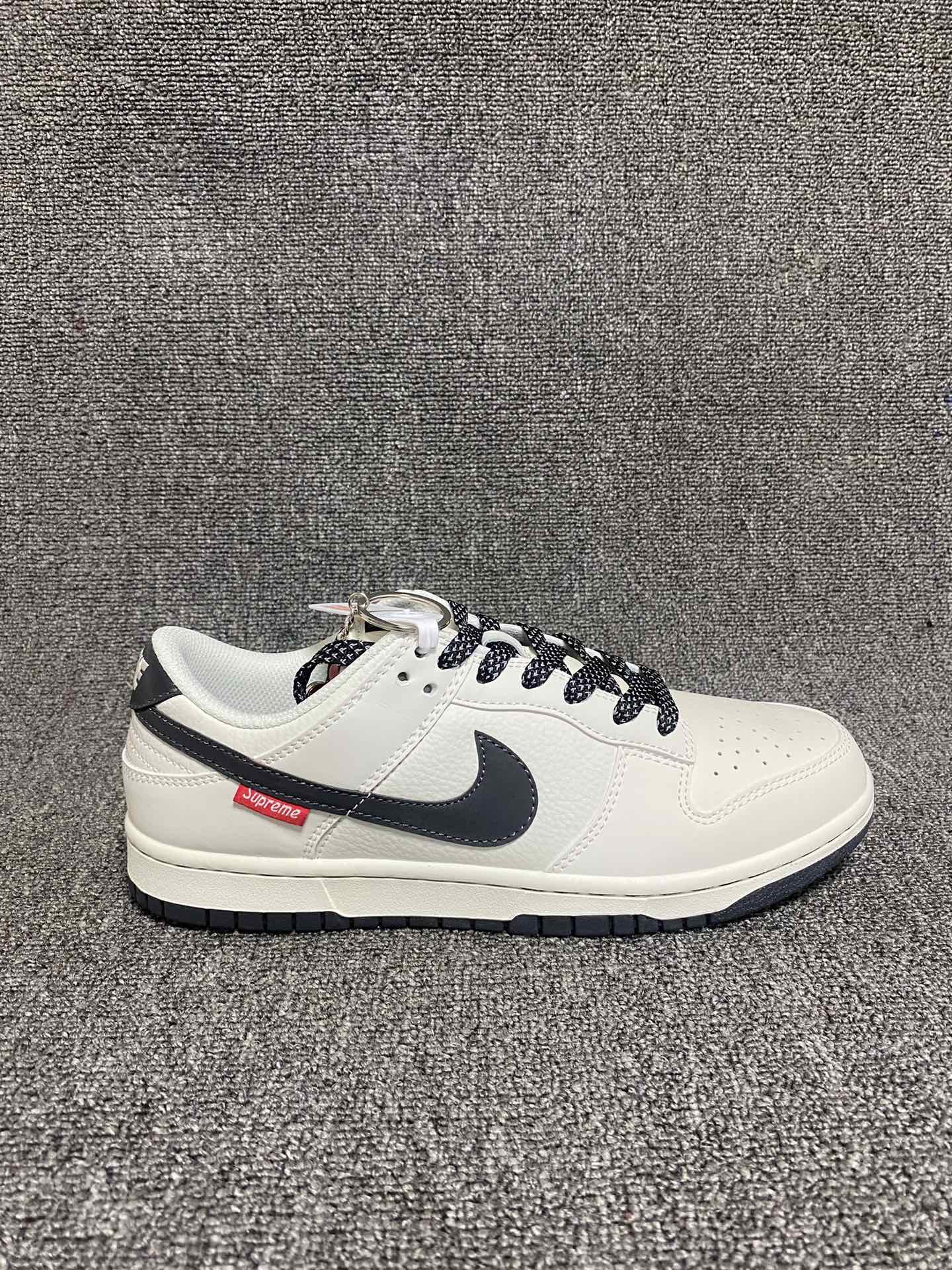 放💰150
Supreme联名-米黑滑板鞋
海外官方同步发售，耐克Nike  Dunk Low Supreme 联名，美国街头滑板鞋潮牌，红底白色的独特LOGO使Supreme引领潮流，鞋底中部加入了脚感柔软舒适ZoomAir气垫，有效吸收滑板等极限运动在落地时带来的冲击力，为街头运动者们提供更好的保护(附带Supreme专属定制1:25铝合金红色滑板车一枚)
 货号:FC1688-144
 Size:36 36.5 37.5 38 38.5 39 40 40.5 41 42 42.5 43 44 44.5 45