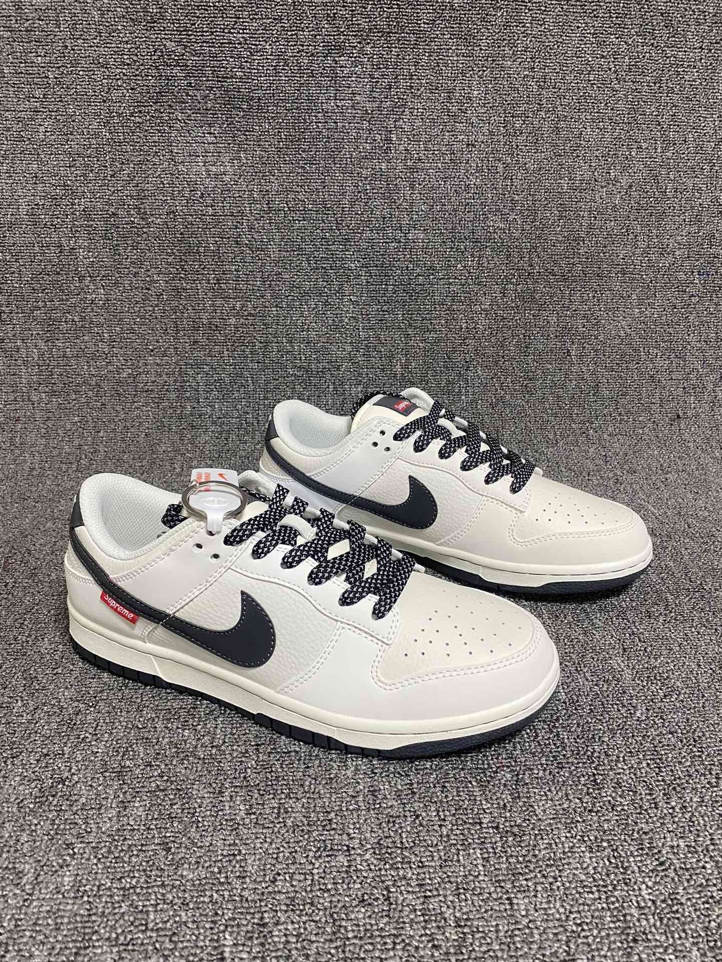 放💰150
Supreme联名-米黑滑板鞋
海外官方同步发售，耐克Nike  Dunk Low Supreme 联名，美国街头滑板鞋潮牌，红底白色的独特LOGO使Supreme引领潮流，鞋底中部加入了脚感柔软舒适ZoomAir气垫，有效吸收滑板等极限运动在落地时带来的冲击力，为街头运动者们提供更好的保护(附带Supreme专属定制1:25铝合金红色滑板车一枚)
 货号:FC1688-144
 Size:36 36.5 37.5 38 38.5 39 40 40.5 41 42 42.5 43 44 44.5 45