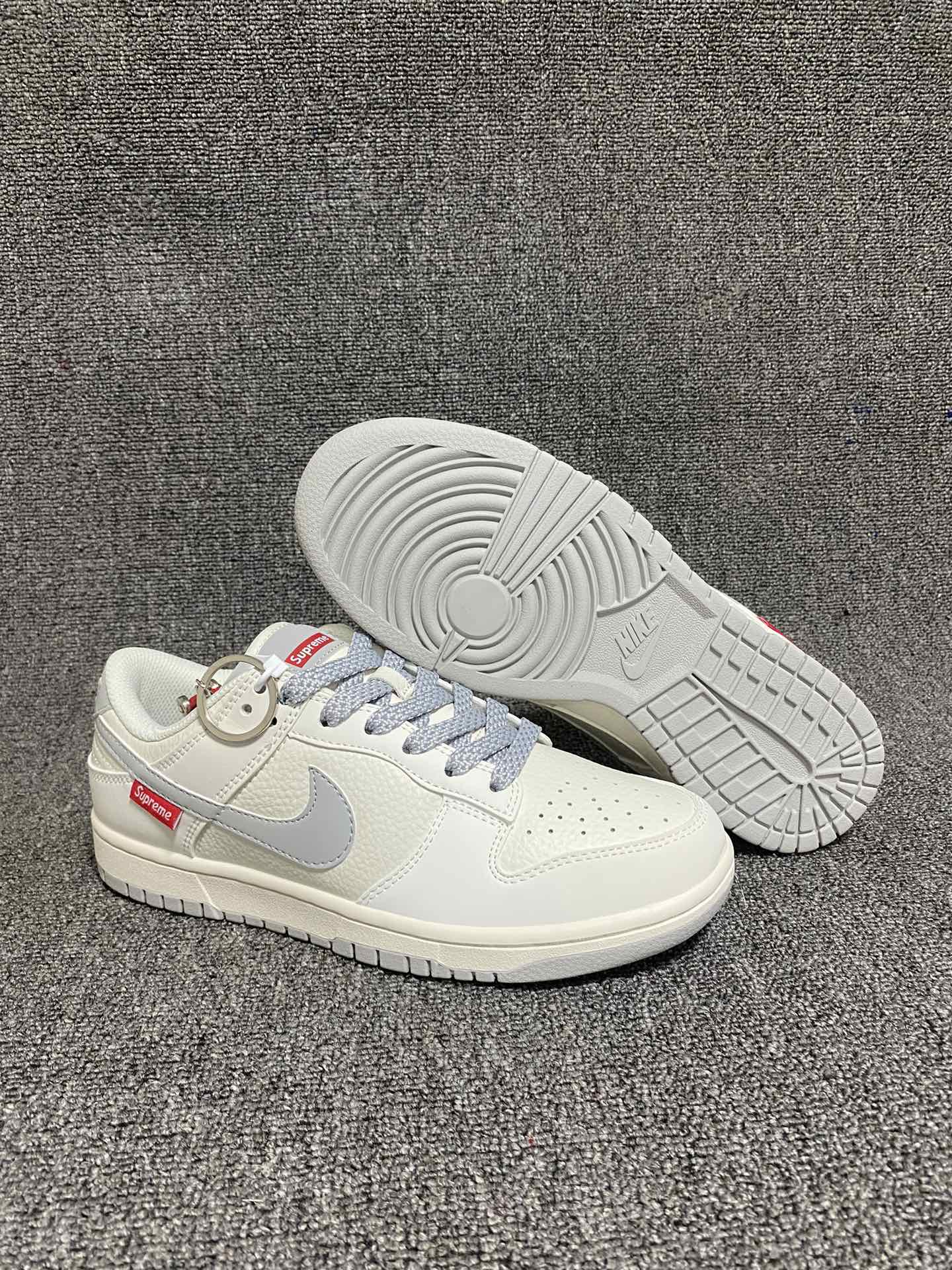 放💰150
Supreme联名-米灰滑板鞋海外官方同步发售，耐克Nike Dunk Low Supreme 联名，美国街头滑板鞋潮牌，红底白色的独特LOGO使Supreme引领潮流，鞋底中部加入了脚感柔软舒适ZoomAir气垫，有效吸收滑板等极限运动在落地时带来的冲击力，为街头运动者们提供更好的保护(附带Supreme专属定制1:25铝合金红色滑板车一枚) 
货号:FC1688-145 
Size:36 36.5 37.5 38 38.5 39 40 40.5 41 42 42.5 43 44 44.5 45