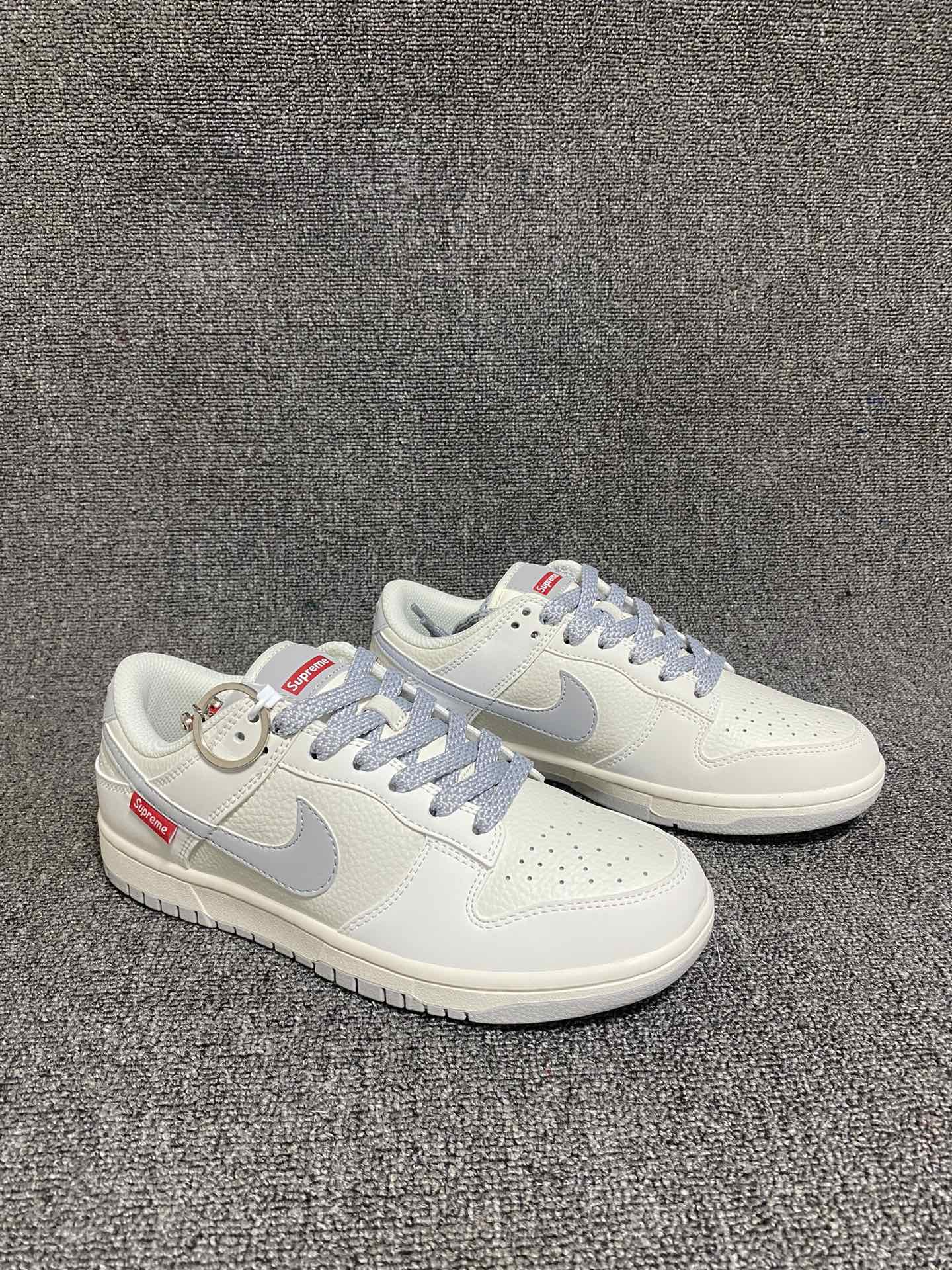 放💰150
Supreme联名-米灰滑板鞋海外官方同步发售，耐克Nike Dunk Low Supreme 联名，美国街头滑板鞋潮牌，红底白色的独特LOGO使Supreme引领潮流，鞋底中部加入了脚感柔软舒适ZoomAir气垫，有效吸收滑板等极限运动在落地时带来的冲击力，为街头运动者们提供更好的保护(附带Supreme专属定制1:25铝合金红色滑板车一枚) 
货号:FC1688-145 
Size:36 36.5 37.5 38 38.5 39 40 40.5 41 42 42.5 43 44 44.5 45