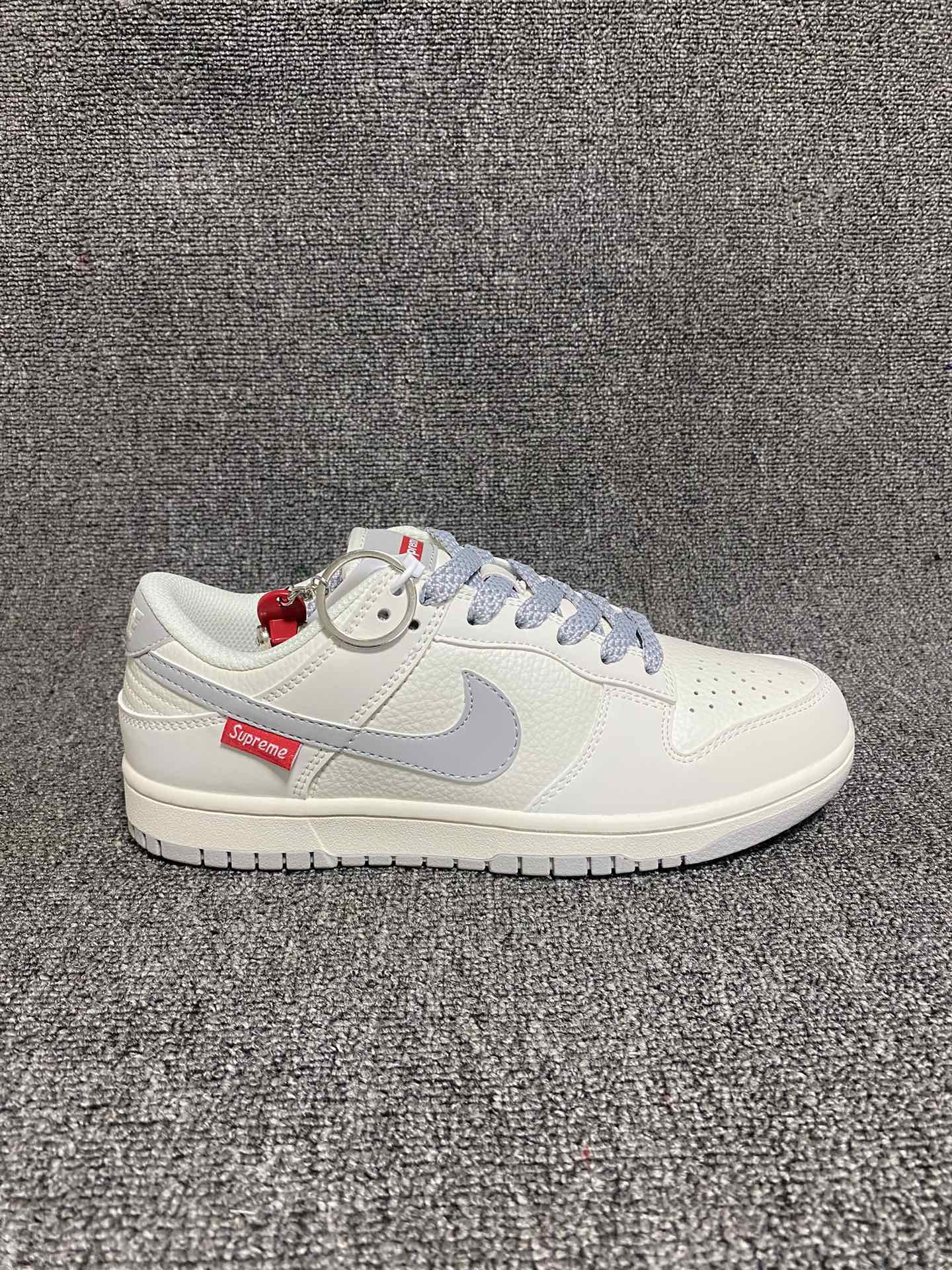 放💰150
Supreme联名-米灰滑板鞋海外官方同步发售，耐克Nike Dunk Low Supreme 联名，美国街头滑板鞋潮牌，红底白色的独特LOGO使Supreme引领潮流，鞋底中部加入了脚感柔软舒适ZoomAir气垫，有效吸收滑板等极限运动在落地时带来的冲击力，为街头运动者们提供更好的保护(附带Supreme专属定制1:25铝合金红色滑板车一枚) 
货号:FC1688-145 
Size:36 36.5 37.5 38 38.5 39 40 40.5 41 42 42.5 43 44 44.5 45