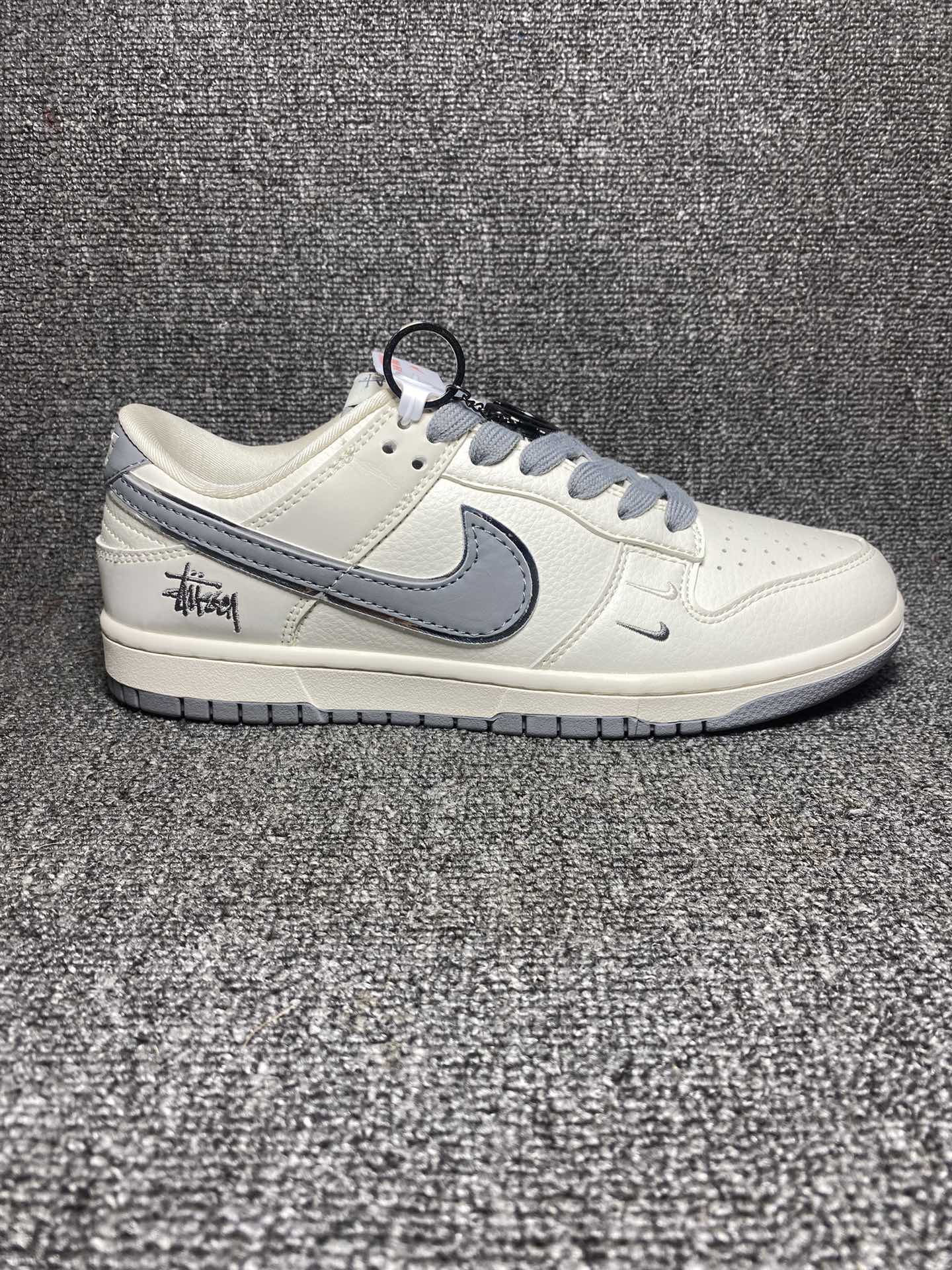 放💰180
斯图西Stussy-米白深灰勾
海外官方同步发售,斯图西Stussy x Nike Dunk Low 耐克板鞋。Stussy是源于美国的潮流品牌,音译为斯图西,融入当季流行元素,展示出原汁原味的美式街头风格,称得上是美国大学生中最受欢迎的潮牌。上等的面料加上工匠级的缝纫,设计风格比较街头嘻哈(附带斯图西S钛合金挂饰一枚)
货号:DQ1098-382
Size:36 36.5 37.5 38 38.5 39 40 40.5 41 42 42.5 43 44 44.5 45