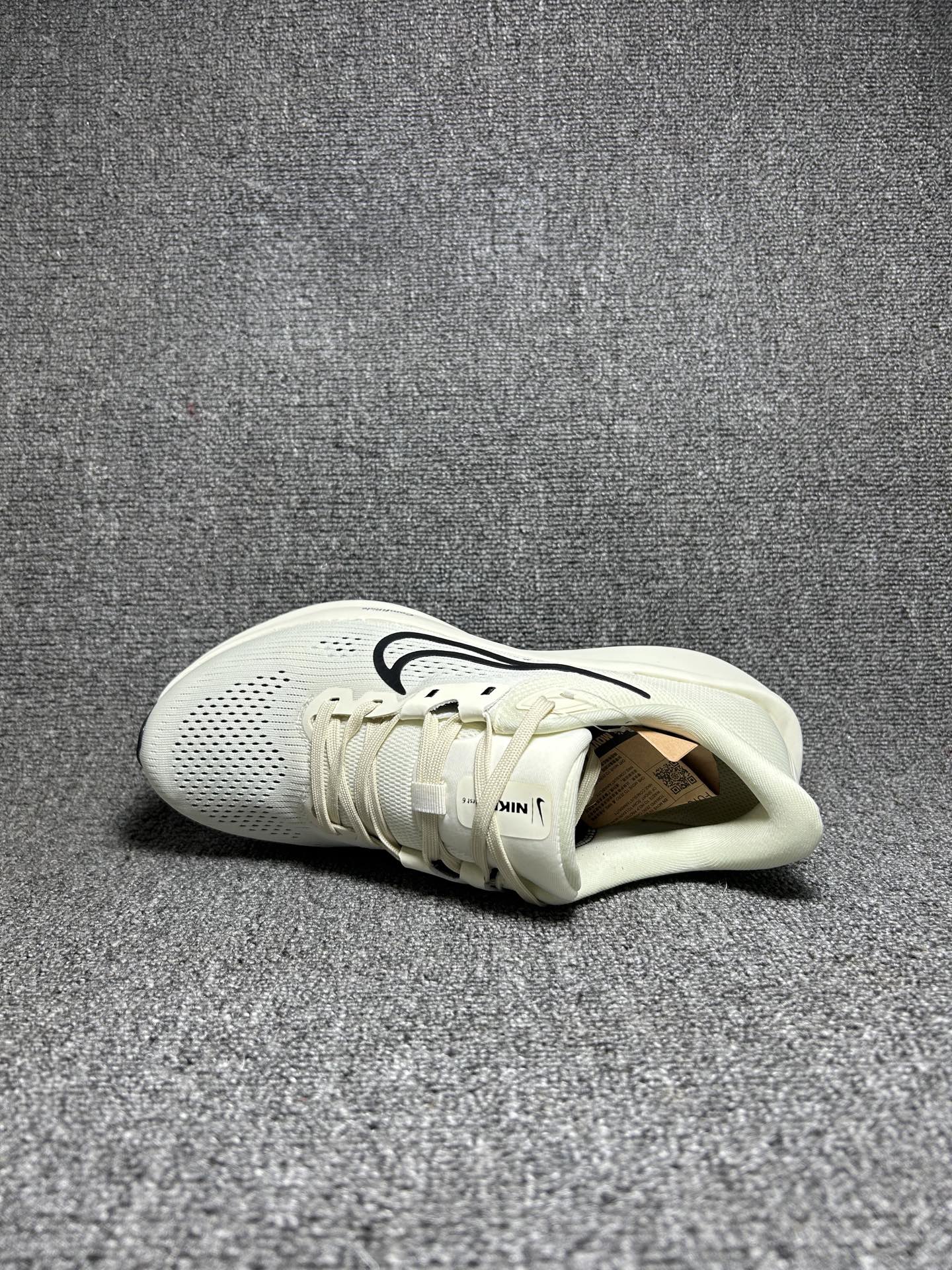 放💰230
✅Nike Quest 6极速6代网面透气 时尚休闲跑步鞋 
简约高科技设计采用多层材料 
为双足带来凉爽感受和稳固体验
时尚鞋面搭配中足包覆设计 提供稳固贴合感。一层网眼布材质 在跑步期间为你带来轻盈透气性能 同时展现利落外观 加高叠层设计 为每一步带来柔软缓震性能 具备出色抓地力与耐穿着性 舒适感出众 
官方货号:FD6033-104
尺码:36 36.5 37.5 38 38.5 39 40 40.5 41 42 42.5 43 44 45
