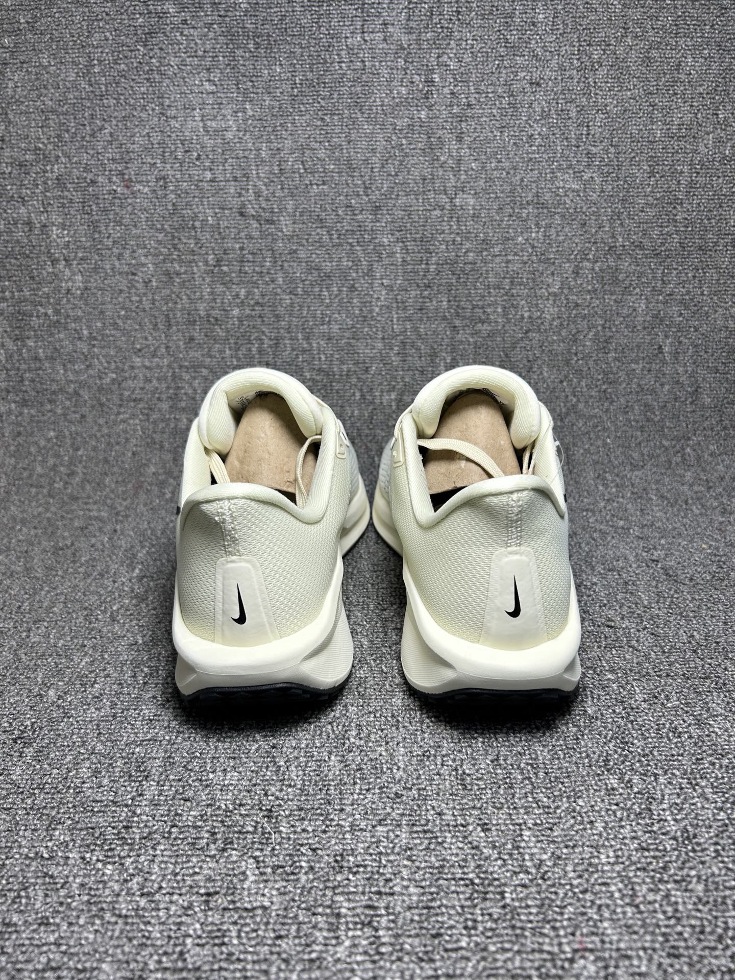 放💰230
✅Nike Quest 6极速6代网面透气 时尚休闲跑步鞋 
简约高科技设计采用多层材料 
为双足带来凉爽感受和稳固体验
时尚鞋面搭配中足包覆设计 提供稳固贴合感。一层网眼布材质 在跑步期间为你带来轻盈透气性能 同时展现利落外观 加高叠层设计 为每一步带来柔软缓震性能 具备出色抓地力与耐穿着性 舒适感出众 
官方货号:FD6033-104
尺码:36 36.5 37.5 38 38.5 39 40 40.5 41 42 42.5 43 44 45