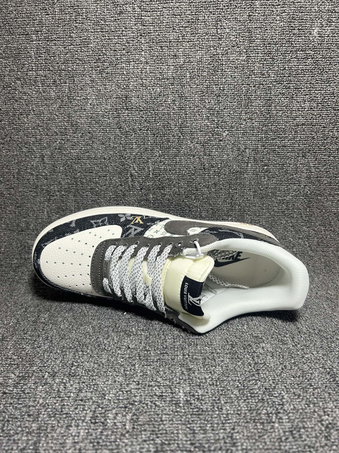 💰💰150
LV x Air Force 1 Low 灰蓝反光钩
原楦头原纸板 打造纯正空军版型
#专注外贸渠道 全掌内置蜂窝气垫 #原盒配件 原厂中底钢印、拉帮完美 官方同步上架
货号：JJ2508-704
Size：36 36.5 37.5 38 38.5 39 40 40.5 41 42 42.5 43 44 44.5 45
