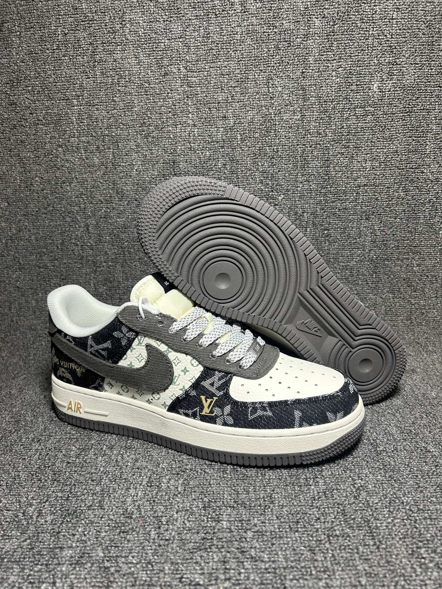 💰💰150
LV x Air Force 1 Low 灰蓝反光钩
原楦头原纸板 打造纯正空军版型
#专注外贸渠道 全掌内置蜂窝气垫 #原盒配件 原厂中底钢印、拉帮完美 官方同步上架
货号：JJ2508-704
Size：36 36.5 37.5 38 38.5 39 40 40.5 41 42 42.5 43 44 44.5 45
