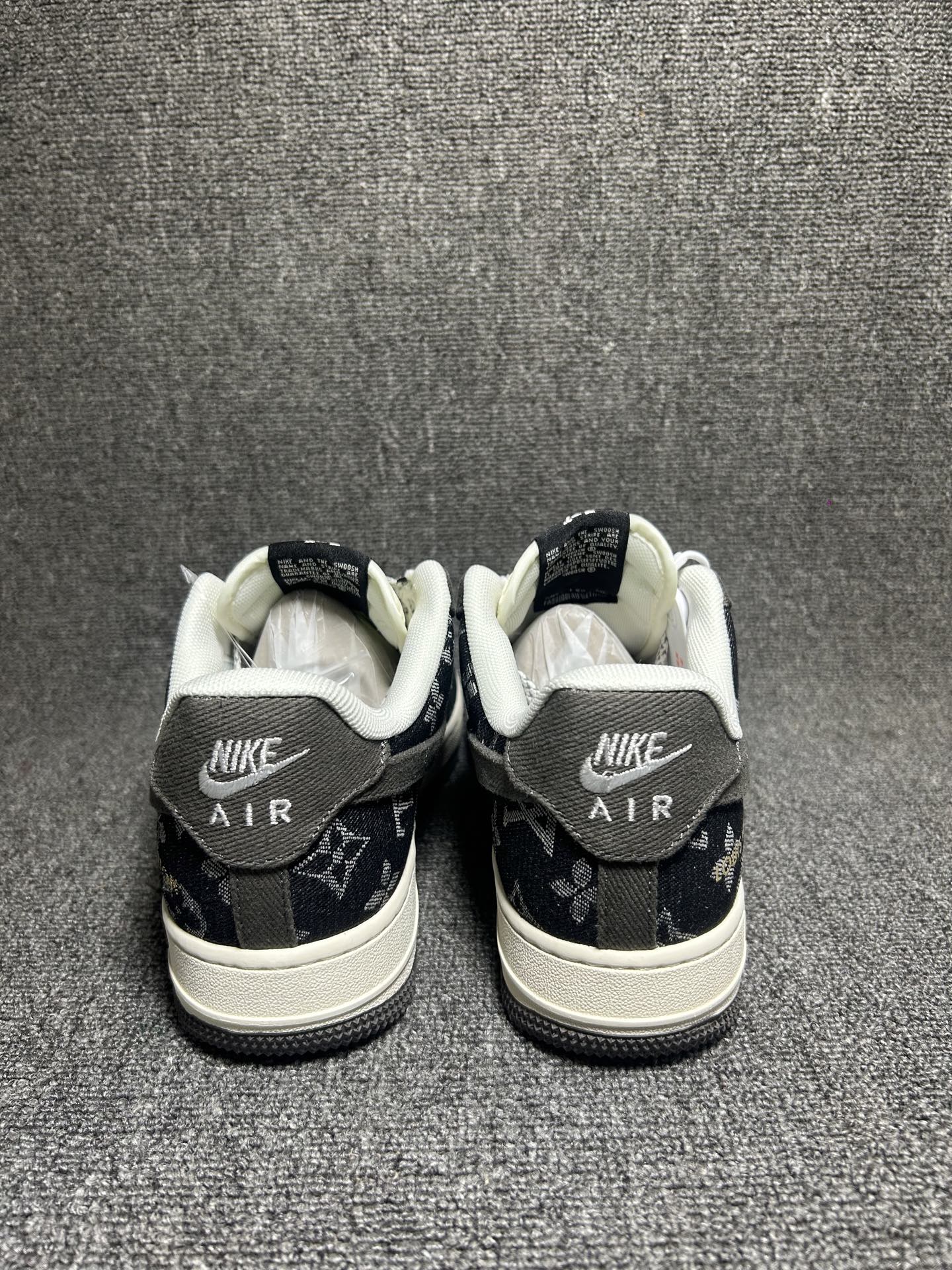 💰💰150
LV x Air Force 1 Low 灰蓝反光钩
原楦头原纸板 打造纯正空军版型
#专注外贸渠道 全掌内置蜂窝气垫 #原盒配件 原厂中底钢印、拉帮完美 官方同步上架
货号：JJ2508-704
Size：36 36.5 37.5 38 38.5 39 40 40.5 41 42 42.5 43 44 44.5 45