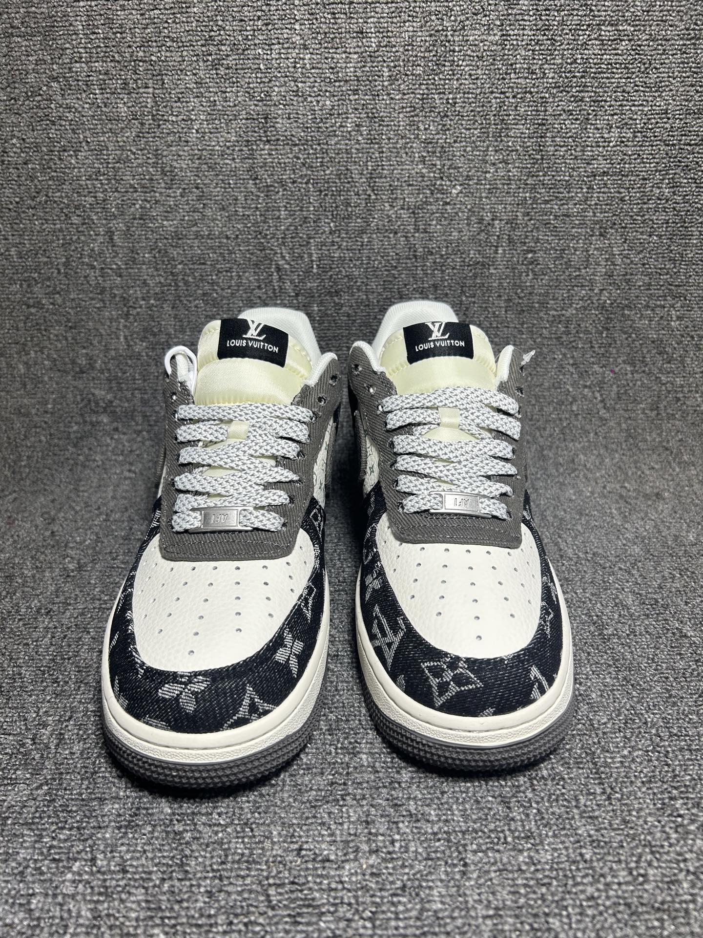 💰💰150
LV x Air Force 1 Low 灰蓝反光钩
原楦头原纸板 打造纯正空军版型
#专注外贸渠道 全掌内置蜂窝气垫 #原盒配件 原厂中底钢印、拉帮完美 官方同步上架
货号：JJ2508-704
Size：36 36.5 37.5 38 38.5 39 40 40.5 41 42 42.5 43 44 44.5 45