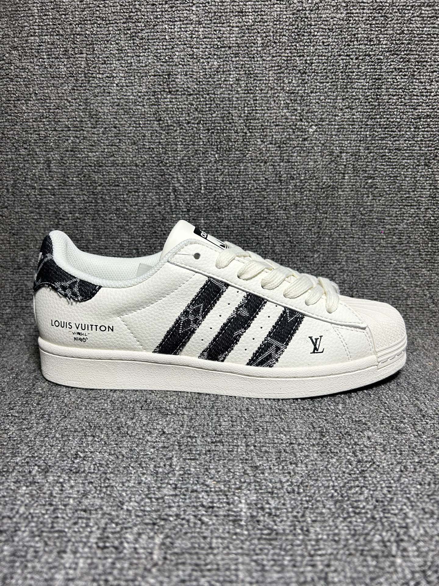 💰💰90
阿迪达斯Adidas三叶草 Originals Superstar贝壳头系列低帮经典百搭休闲运动板鞋
原装头层材料 用料绝不含糊 独家版型蒸餾加工帶來的是更好的视觉和脚感体验 清洁度 电绣工艺 皮料切割干净无任何毛边 细节完美
货号:SD6820
尺码:36 36.5 37 38 38.5 39 40 40.5 41 42 42.5 43 44 45。