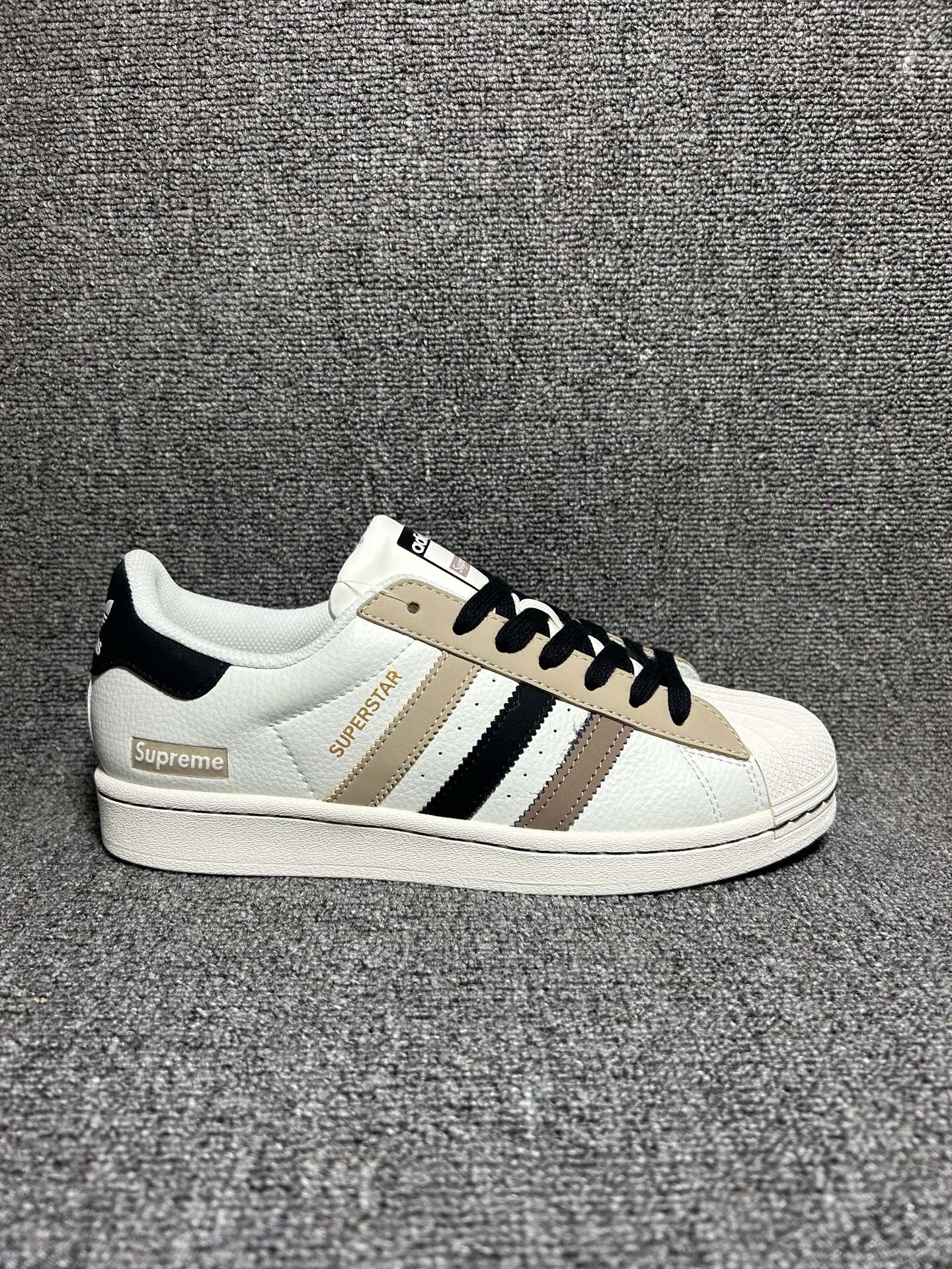 💰💰90
阿迪达斯Adidas三叶草 Originals Superstar贝壳头系列低帮经典百搭休闲运动板鞋
原装头层材料 用料绝不含糊 独家版型蒸餾加工帶來的是更好的视觉和脚感体验 清洁度 电绣工艺 皮料切割干净无任何毛边 细节完美
货号:SD6810
尺码:36 36.5 37 38 38.5 39 40 40.5 41 42 42.5 43 44 45