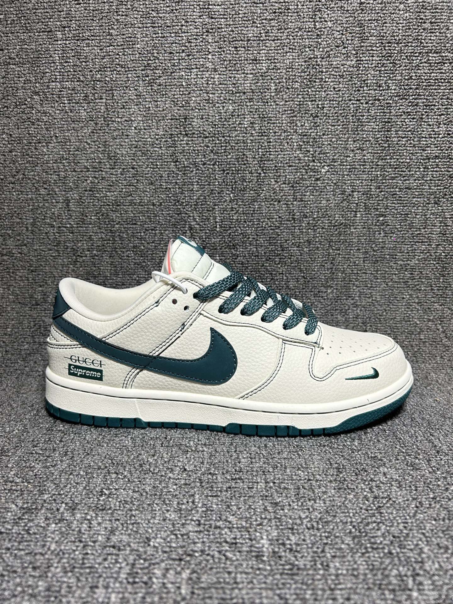 💰💰230
海外爆款限量发售！Nike SB Dunk Low “Supreme联名 古驰联名——湖水蓝” 高端定制 低帮休闲板鞋 定制鞋盒 大厂纯原品质出货 超高清洁度 皮料切割干净无任何毛边 细节完美
货号：DJ1988-003
Size：36 36.5 37.5 38 38.5 39 40 40.5 41 42 42.5 43 44 44.5 45