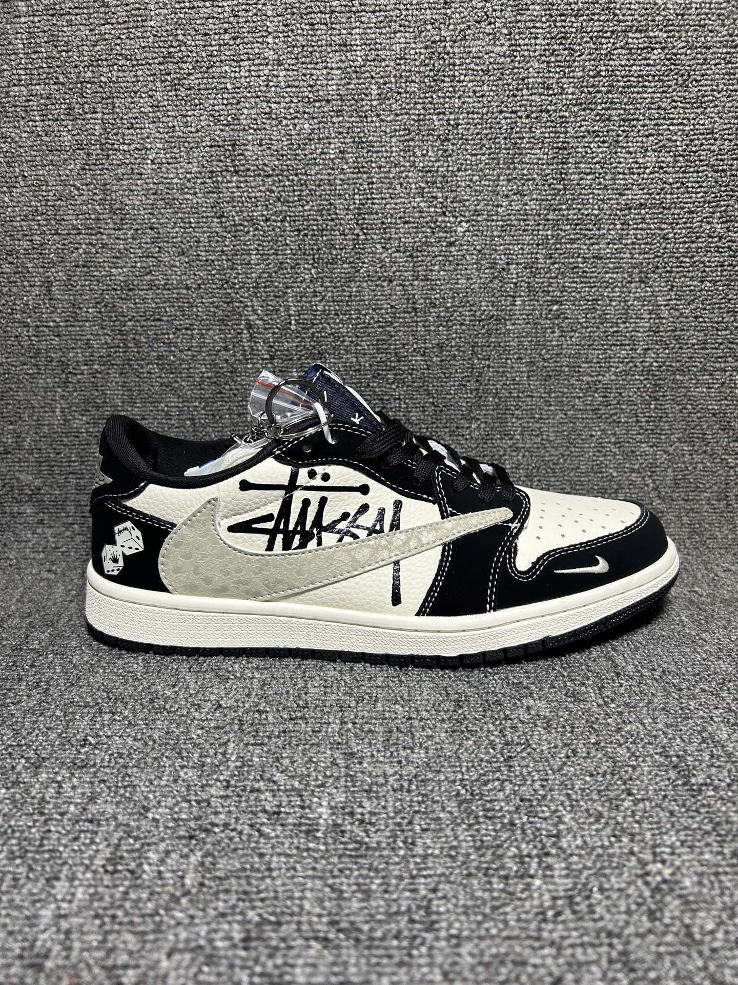 海外爆款限量发售! Travis Scott x Jordan 1 Low “斯图西联名——骰子米黑裂纹” 高端定制 乔丹倒勾低帮休闲板鞋 大厂纯原品质出货 纯正版型 定制鞋盒 皮料切割干净无任何毛边 细节完美 超高清洁度 货号:DD7866-102