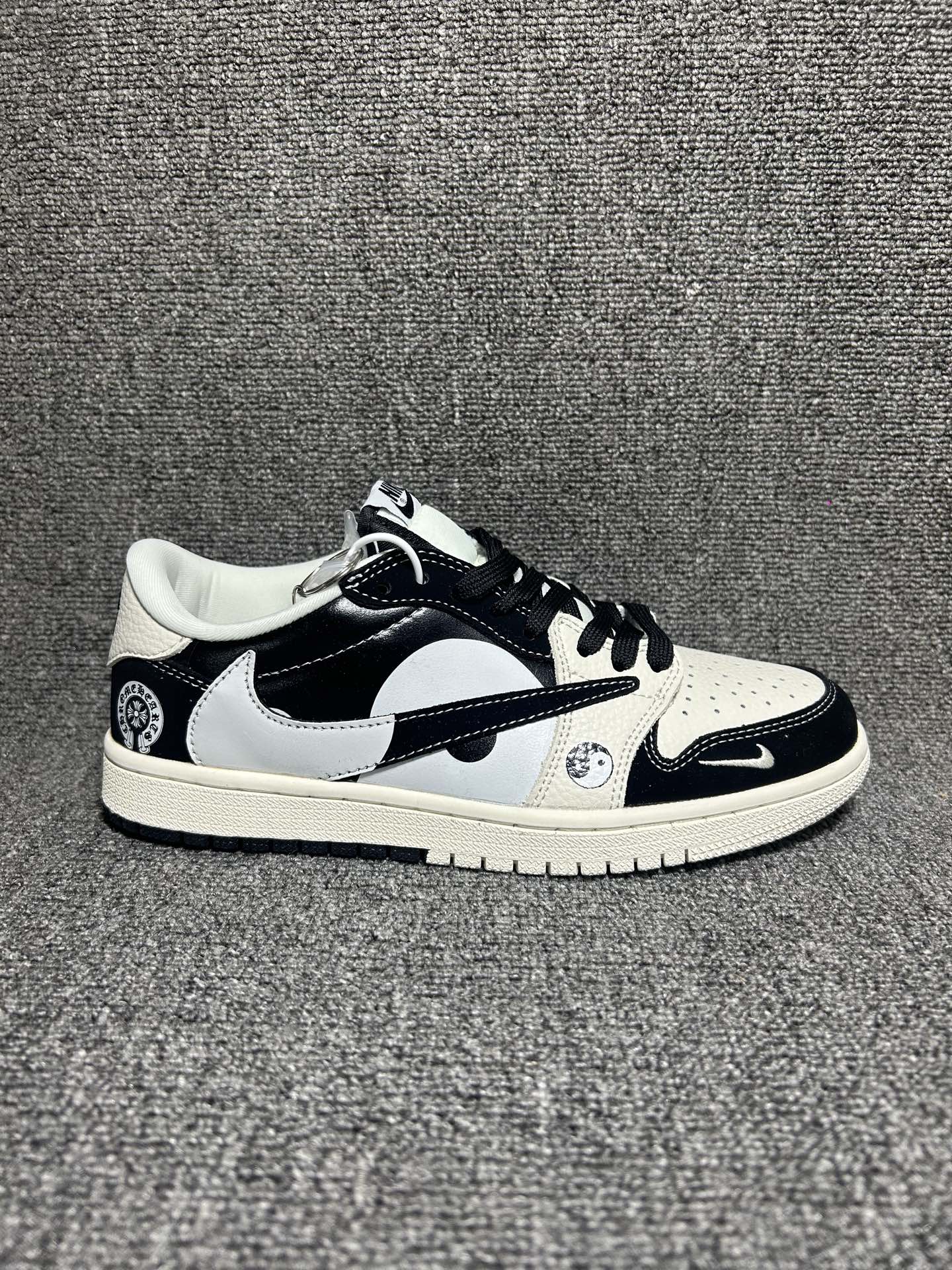 💰💰230
海外爆款限量发售！ Travis Scott x Jordan 1 Low “克罗心联名——太极米白黑” 高端定制 乔丹倒勾低帮休闲板鞋 大厂纯原品质出货 纯正版型 定制鞋盒 皮料切割干净无任何毛边 细节完美  超高清洁度
货号：DD7866-104
Size：36 36.5 37.5 38 38.5 39 40 40.5 41 42 42.5 43 44 44.5 45