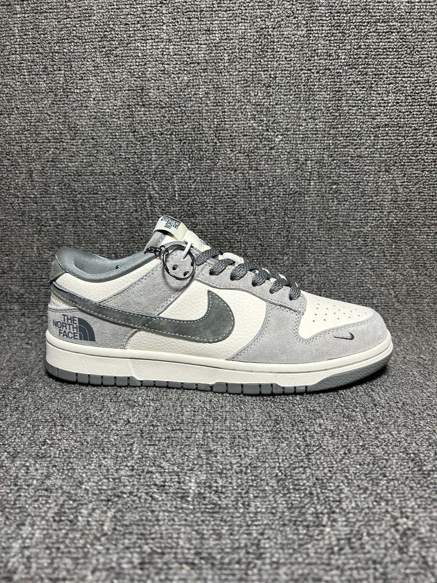 💰💰230
海外爆款限量发售!Nike SB Dunk Low“ 北面联名—米灰猪八革” 周年高端定制 低帮休闲板鞋 定制鞋盒 大厂纯原品质出货 超高清洁度 皮料切割干净无任何毛边 细节完美
货号:DN3168-008
Size:36 36.5 37.5 38 38.5 39 40 40.5 41 42 42.5 43 44 44.5 45
