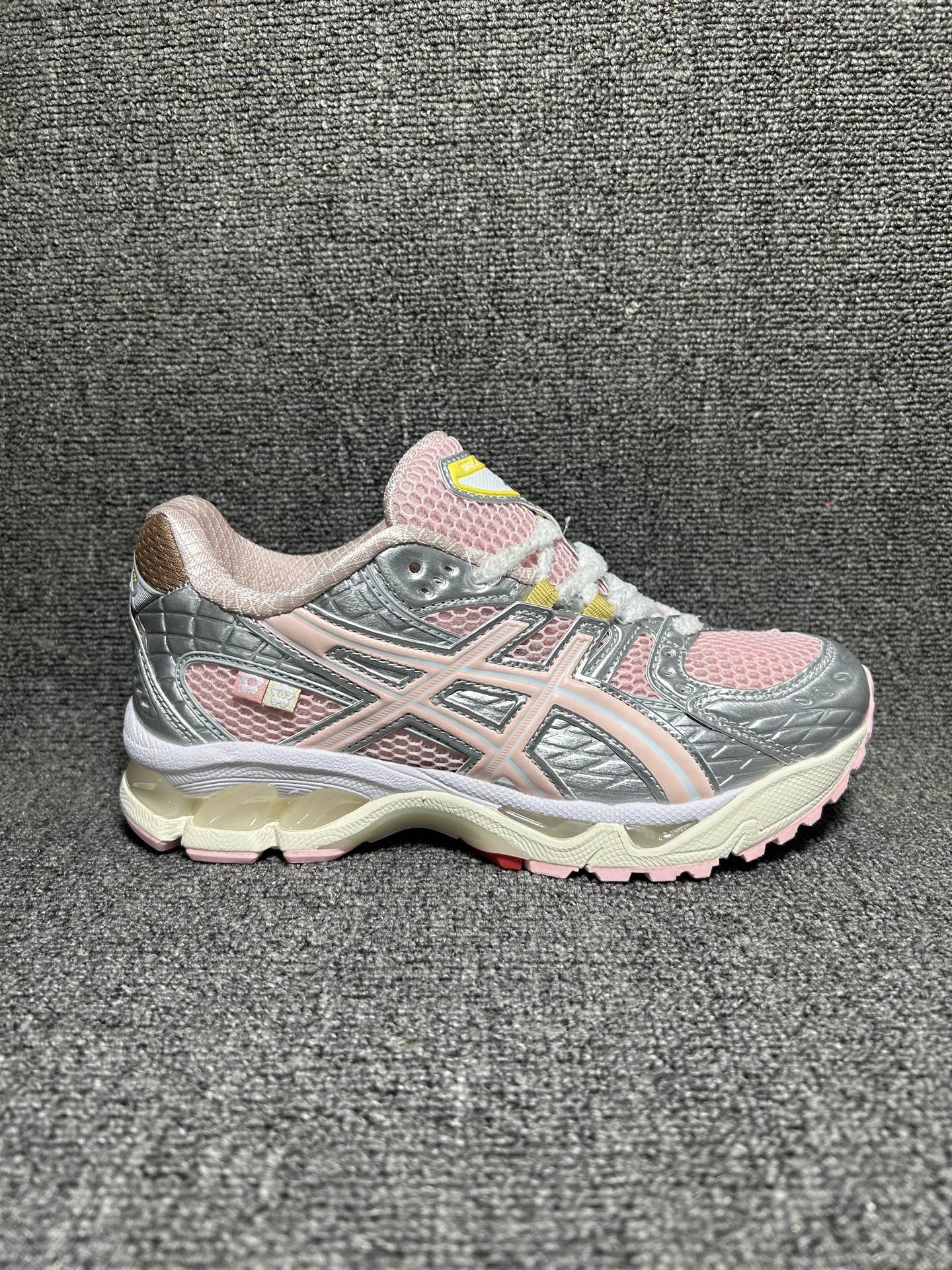 💰💰150
Asics GEL-Kahana NIMBUS 10.1 耐磨透气低帮休闲鞋 户外机能元素 Y2K赛道持续对未来世界的无限想象和探索经典鞋面设计赋予其更加流畅的外观和出色的包裹性大胆的色彩搭配流线型设计带来全新旗舰鞋款这是对经典的重塑更是对未来的探索与致敬演绎现代潮流机能属性结合潮流线条轮廓凸显浓郁的探索野性耐磨防滑大底 提供良好的抓地力
货号: 1203A865-702
尺码: 36 37 37.5 38 39 39.5 40 40.5 41.5 42 42.5 43.5 44 45