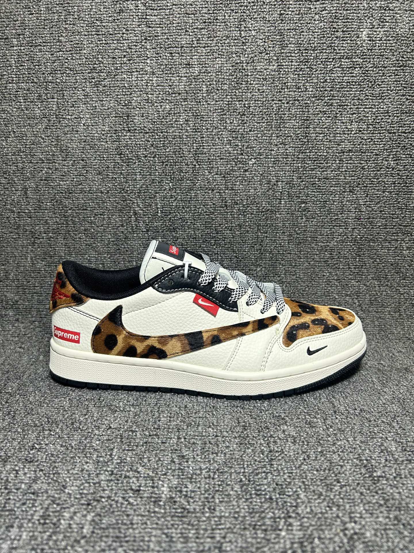 Travis Scott x Fragment Design x Jordan Air Jordan 1 Low OG SP “Supreme联名——豹纹” 多方联名合作融合了Travi翻毛蓝勾s Scott 独特的音乐风格,藤原浩个性的设计风格以及Jordan品牌的经典元素 使其成为一双具有独特身份和价值的鞋子 清新而立体的外观加上联名标识更突出了其独特身份 这种配色方案显示出活力和时尚感 在视觉上引人注目 鞋身的质感和细腻的细节处理使其显得高端而格调十足 这款“倒钩”联名是设计与创意完美结合 融合多方的个性风格是一款备受瞩目的潮流鞋款 低帮休闲板鞋 定制鞋盒 大厂纯原品质出货 超高清洁度 皮料切割干净无任何毛边 细节完美 货号:JJ2508-555