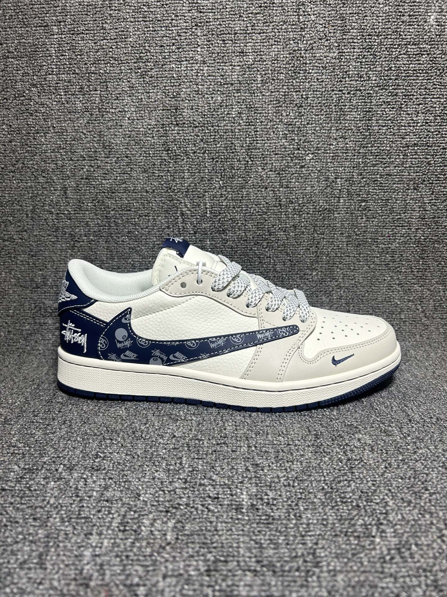 Travis Scott x Fragment Design x Jordan Air Jordan 1 Low OG SP “斯图西联名——米蓝花勾” 多方联名合作融合了Travi翻毛蓝勾s Scott 独特的音乐风格,藤原浩个性的设计风格以及Jordan品牌的经典元素 使其成为一双具有独特身份和价值的鞋子 清新而立体的外观加上联名标识更突出了其独特身份 这种配色方案显示出活力和时尚感 在视觉上引人注目 鞋身的质感和细腻的细节处理使其显得高端而格调十足 这款“倒钩”联名是设计与创意完美结合 融合多方的个性风格是一款备受瞩目的潮流鞋款 低帮休闲板鞋 定制鞋盒 大厂纯原品质出货 超高清洁度 皮料切割干净无任何毛边 细节完美 货号:JJ2508-551
