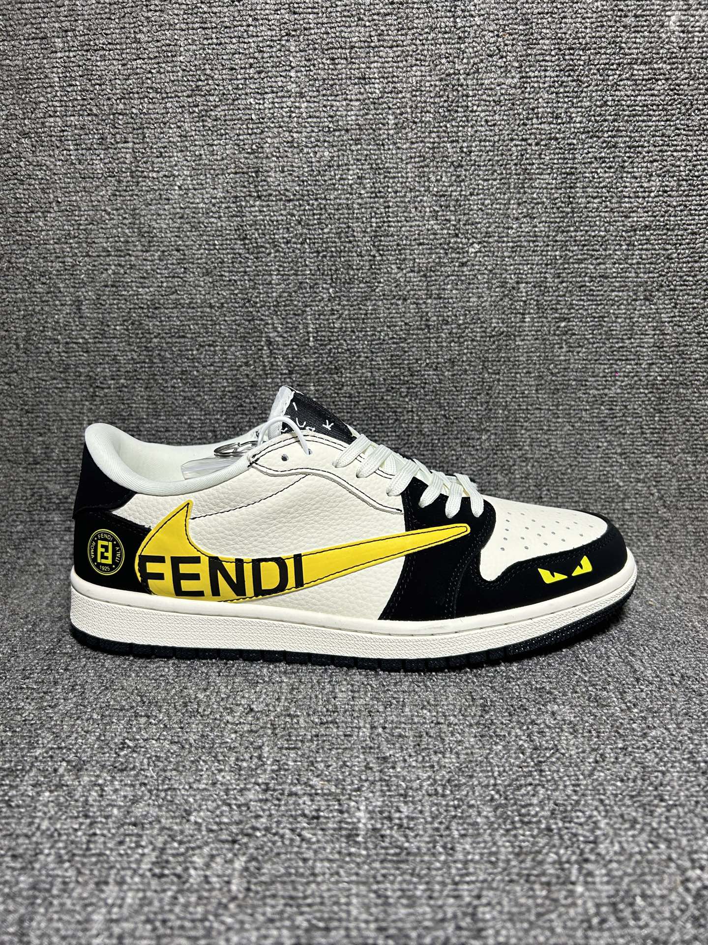 海外爆款限量发售! Travis Scott x Jordan 1 Low “芬迪联名——字母米黑黄” 高端定制 乔丹倒勾低帮休闲板鞋 大厂纯原品质出货 纯正版型 定制鞋盒 皮料切割干净无任何毛边 细节完美 超高清洁度 货号:DD7866-111