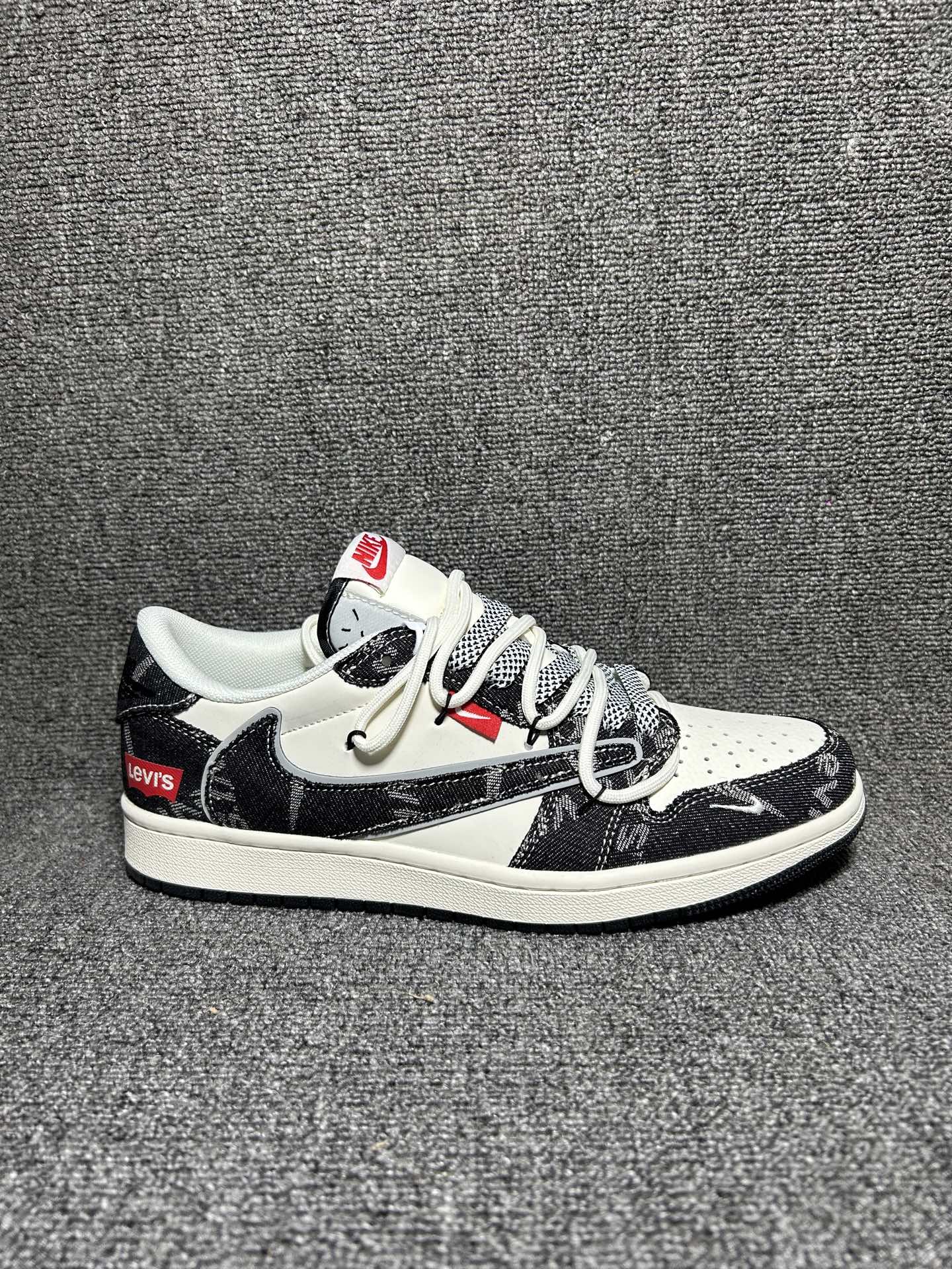 💰💰170
海外爆款限量发售！公司级 Travis Scott x Fragment Design x Jordan Air Jordan 1 Low OG SP  李维斯联名——“米白黑帆布绑带”  多方联名合作融合了Travis Scott 独特的音乐风格，藤原浩个性的设计风格以及Jordan品牌的经典元素 使其成为一双具有独特身份和价值的鞋子 清新而立体的外观加上联名标识更突出了其独特身份 这种配色方案显示出活力和时尚感 在视觉上引人注目  鞋身的质感和细腻的细节处理使其显得高端而格调十足  这款“倒钩”联名是设计与创意完美结合  融合多方的个性风格是一款备受瞩目的潮流鞋款  低帮休闲板鞋 定制鞋盒 大厂纯原品质出货 超高清洁度 皮料切割干净无任何毛边 细节完美 
 货号：HT5088-600
 Size:36 36.5 37.5 38 38.5 39 40 40.5 41 42 42.5 43 44 44.5 45