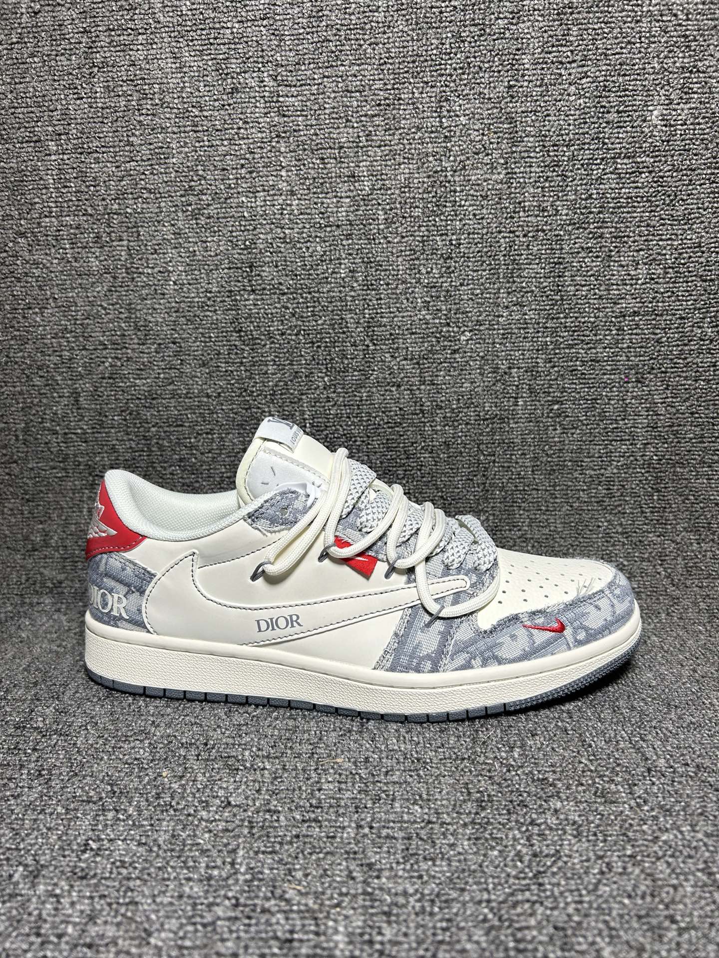 海外爆款限量发售!公司级 Travis Scott x Fragment Design x Jordan Air Jordan 1 Low OG SP 迪奥联名-米灰牛仔布红标” 多方联名合作融合了Travis Scott 独特的音乐风格,藤原浩个性的设计风格以及Jordan品牌的经典元素 使其成为一双具有独特身份和价值的鞋子 清新而立体的外观加上联名标识更突出了其独特身份 这种配色方案显示出活力和时尚感 在视觉上引人注目 鞋身的质感和细腻的细节处理使其显得高端而格调十足 这款“倒钩”联名是设计与创意完美结合 融合多方的个性风格是一款备受瞩目的潮流鞋款 低帮休闲板鞋 定制鞋盒 大厂纯原品质出货 超高清洁度 皮料切割干净无任何毛边 细节完美 货号:HT5088-602