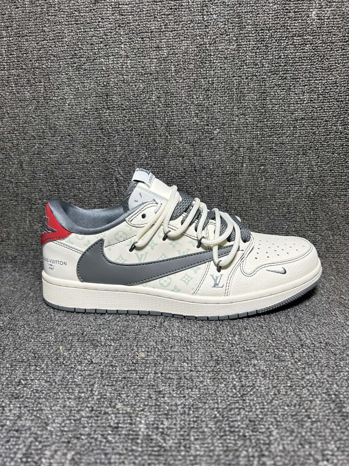 海外爆款限量发售!公司级 Travis Scott x Fragment Design x Jordan Air Jordan 1 Low OG SP LV联名-米灰印花红标” 多方联名合作融合了Travis Scott 独特的音乐风格,藤原浩个性的设计风格以及Jordan品牌的经典元素 使其成为一双具有独特身份和价值的鞋子 清新而立体的外观加上联名标识更突出了其独特身份 这种配色方案显示出活力和时尚感 在视觉上引人注目 鞋身的质感和细腻的细节处理使其显得高端而格调十足 这款“倒钩”联名是设计与创意完美结合 融合多方的个性风格是一款备受瞩目的潮流鞋款 低帮休闲板鞋 定制鞋盒 大厂纯原品质出货 超高清洁度 皮料切割干净无任何毛边 细节完美 货号:HT5088-605
