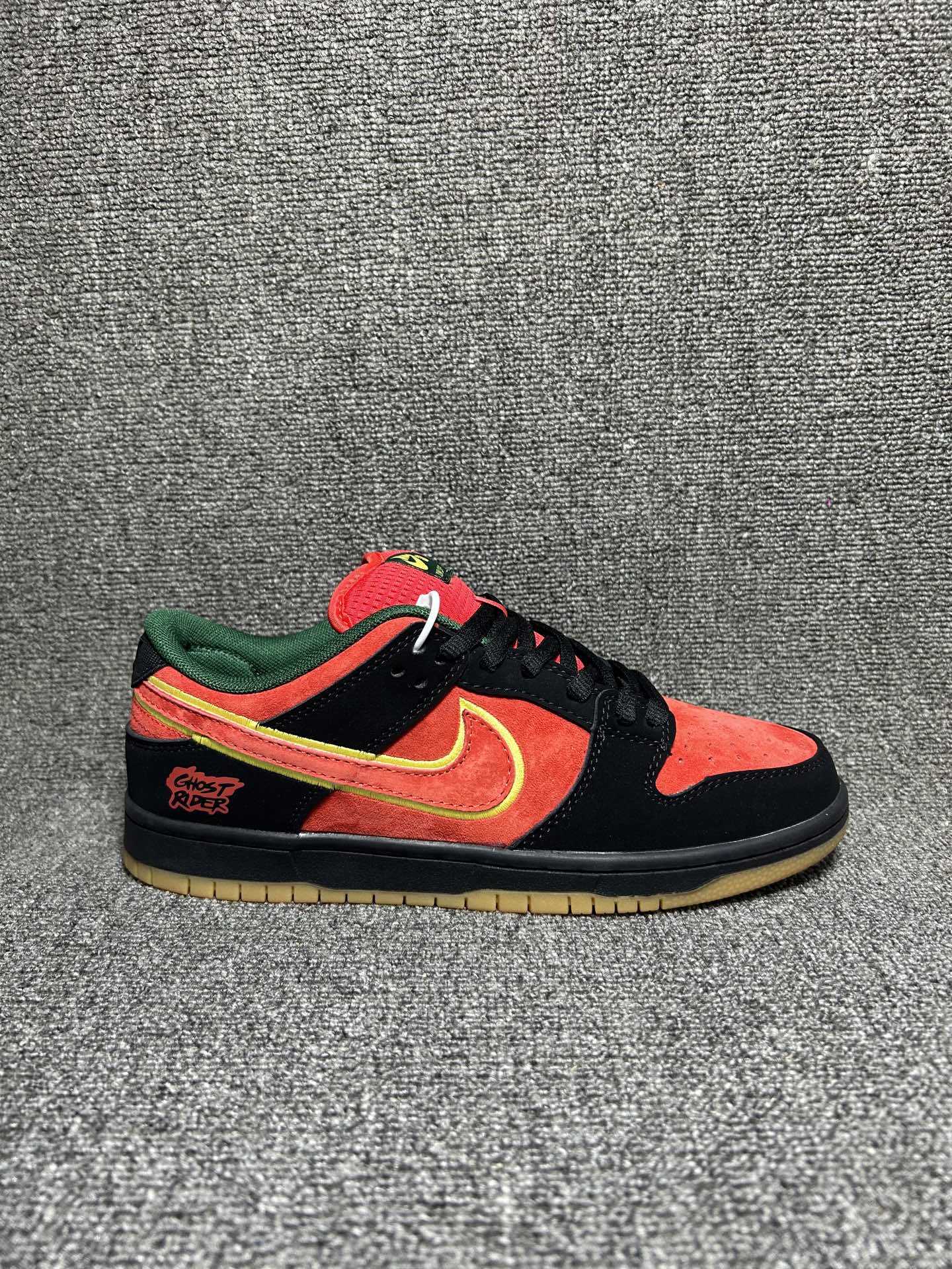 💰💰160
耐克NIKE SB DUNK LOW 扣篮系列 复古低帮休闲运动滑板板鞋 
货号：FZ1287-300
有效吸收滑板等极限运动在落地时带来的冲击力 为街头运动者们提供更好的保护
码数：36 36.5 37.5 38 38.5 39 40 40.5 41 42 42.5 43 44 45 46