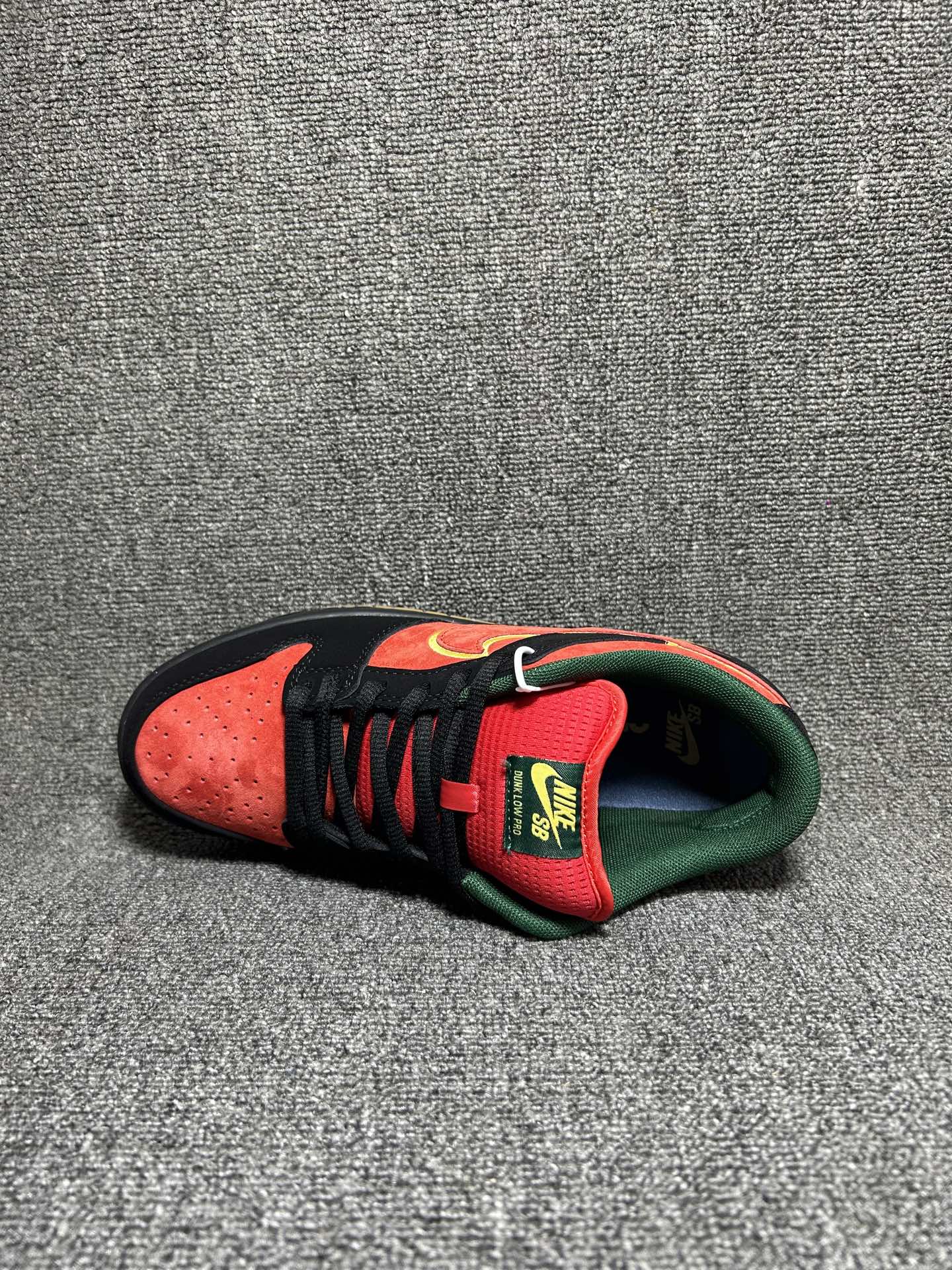 💰💰160
耐克NIKE SB DUNK LOW 扣篮系列 复古低帮休闲运动滑板板鞋
货号:FZ1287-300
有效吸收滑板等极限运动在落地时带来的冲击力 为街头运动者们提供更好的保护
码数:36 36.5 37.5 38 38.5 39 40 40.5 41 42 42.5 43 44 45 46